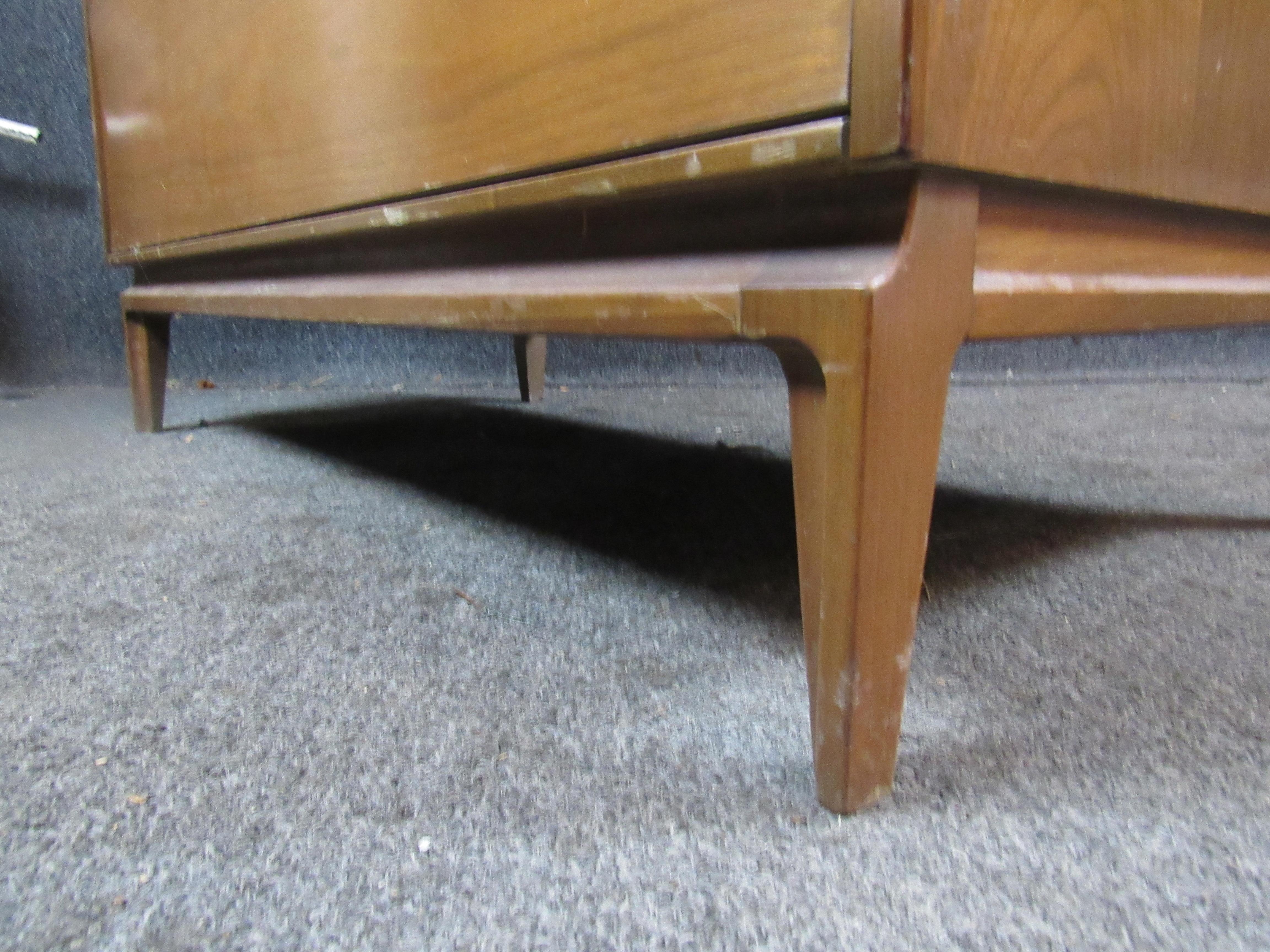 Mid-Century Modern Walnut Chest of Drawers For Sale 7