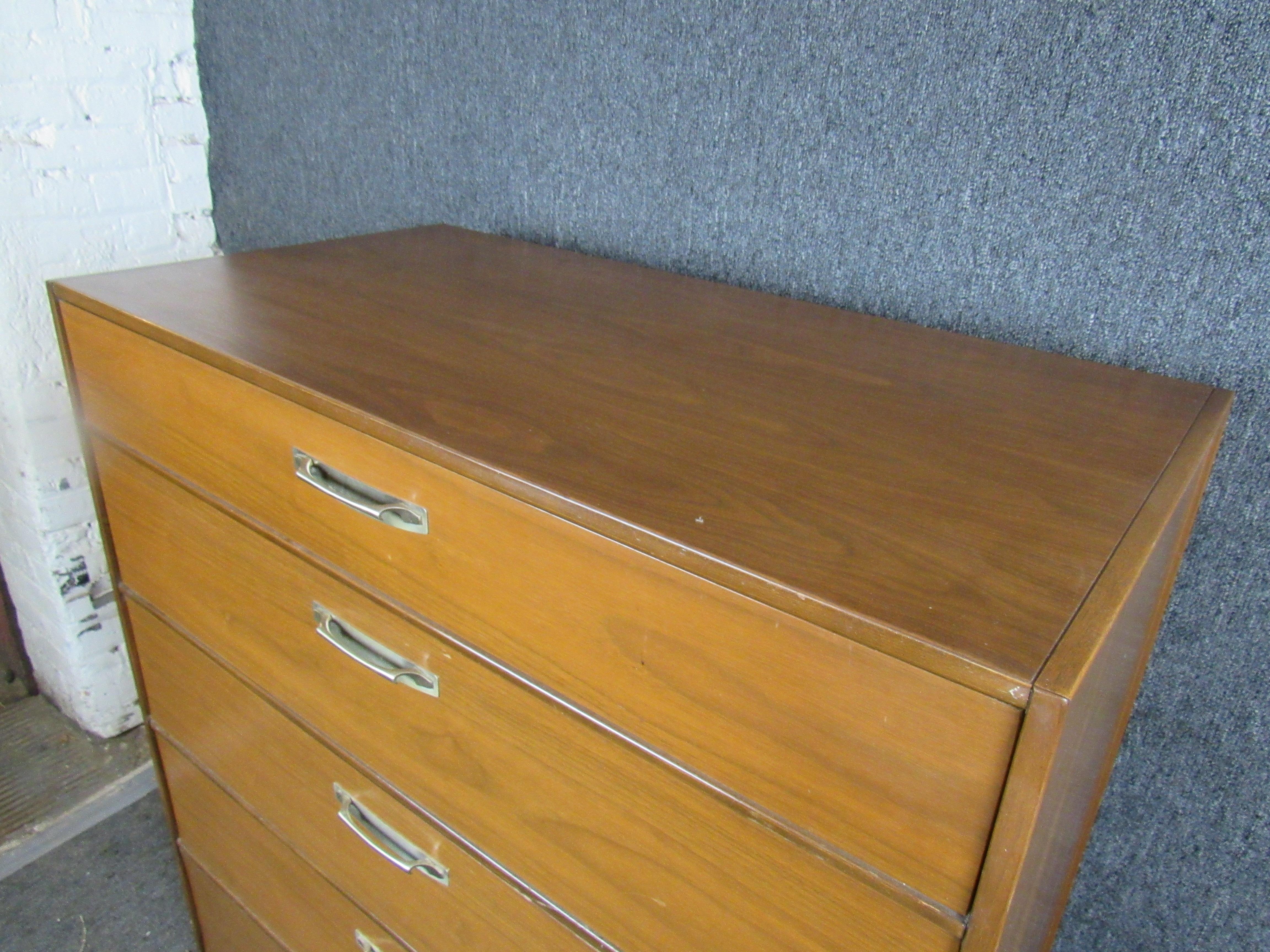 Mid-Century Modern Walnut Chest of Drawers In Good Condition For Sale In Brooklyn, NY