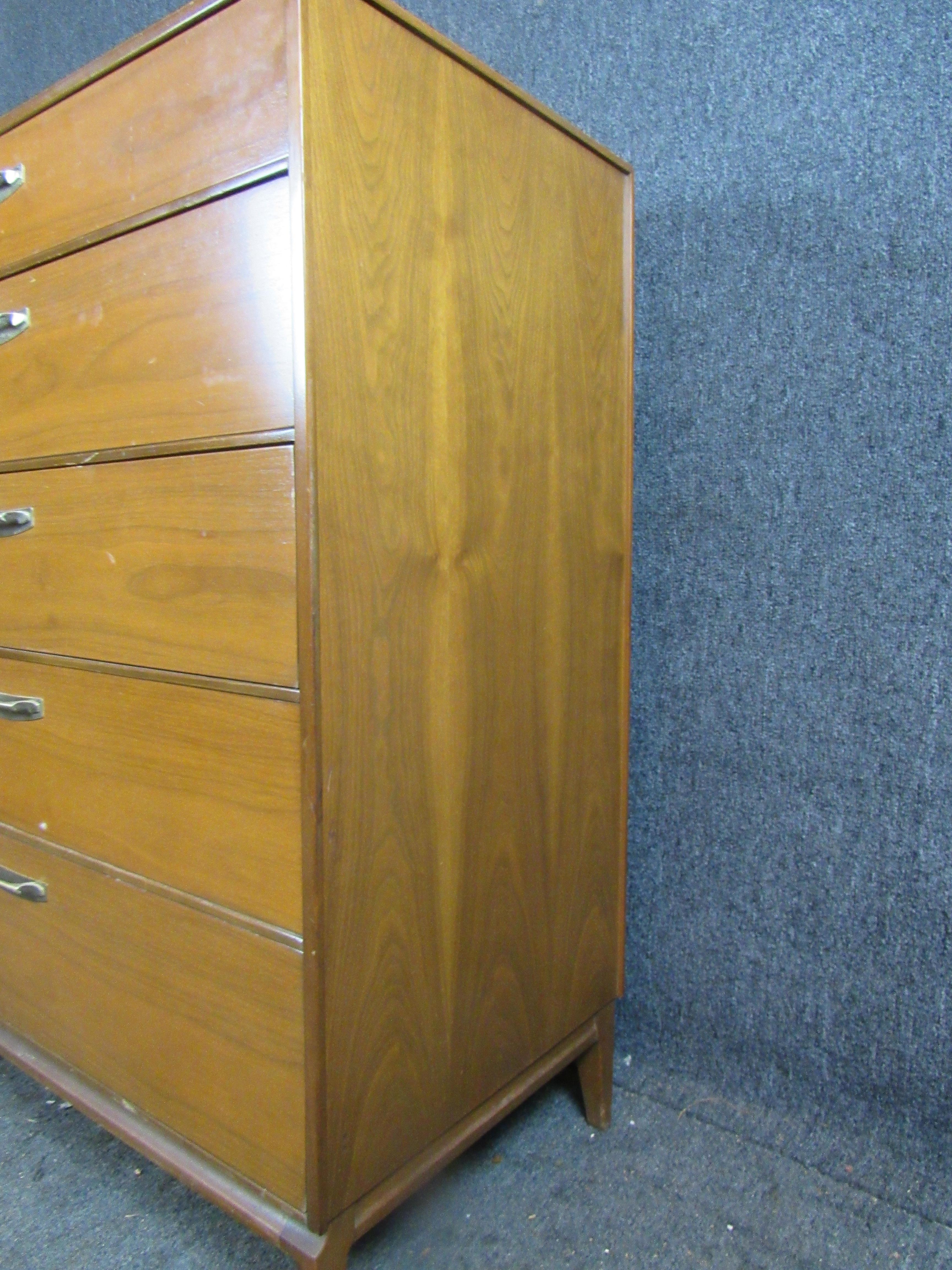 20th Century Mid-Century Modern Walnut Chest of Drawers For Sale