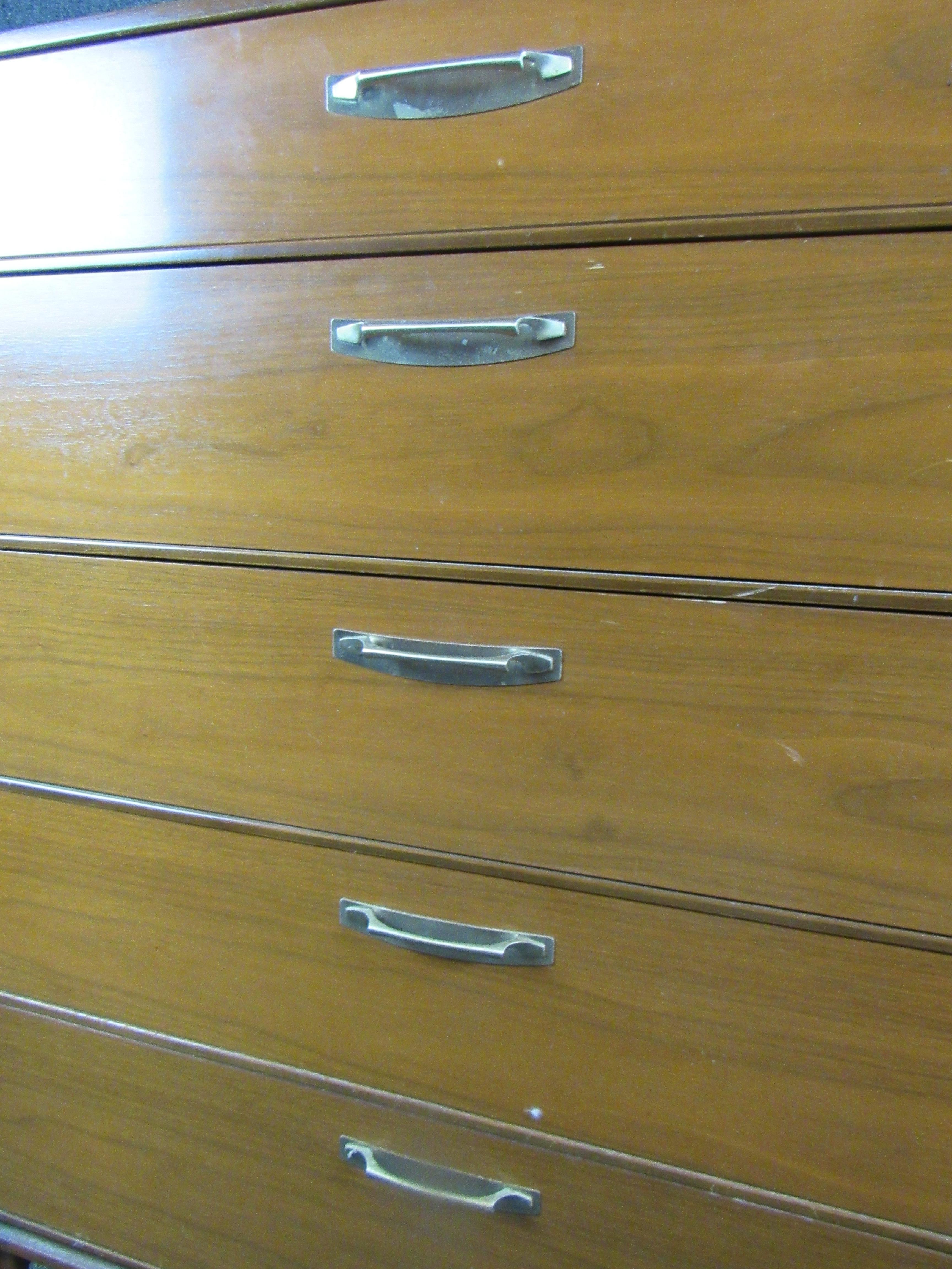 Mid-Century Modern Walnut Chest of Drawers For Sale 2