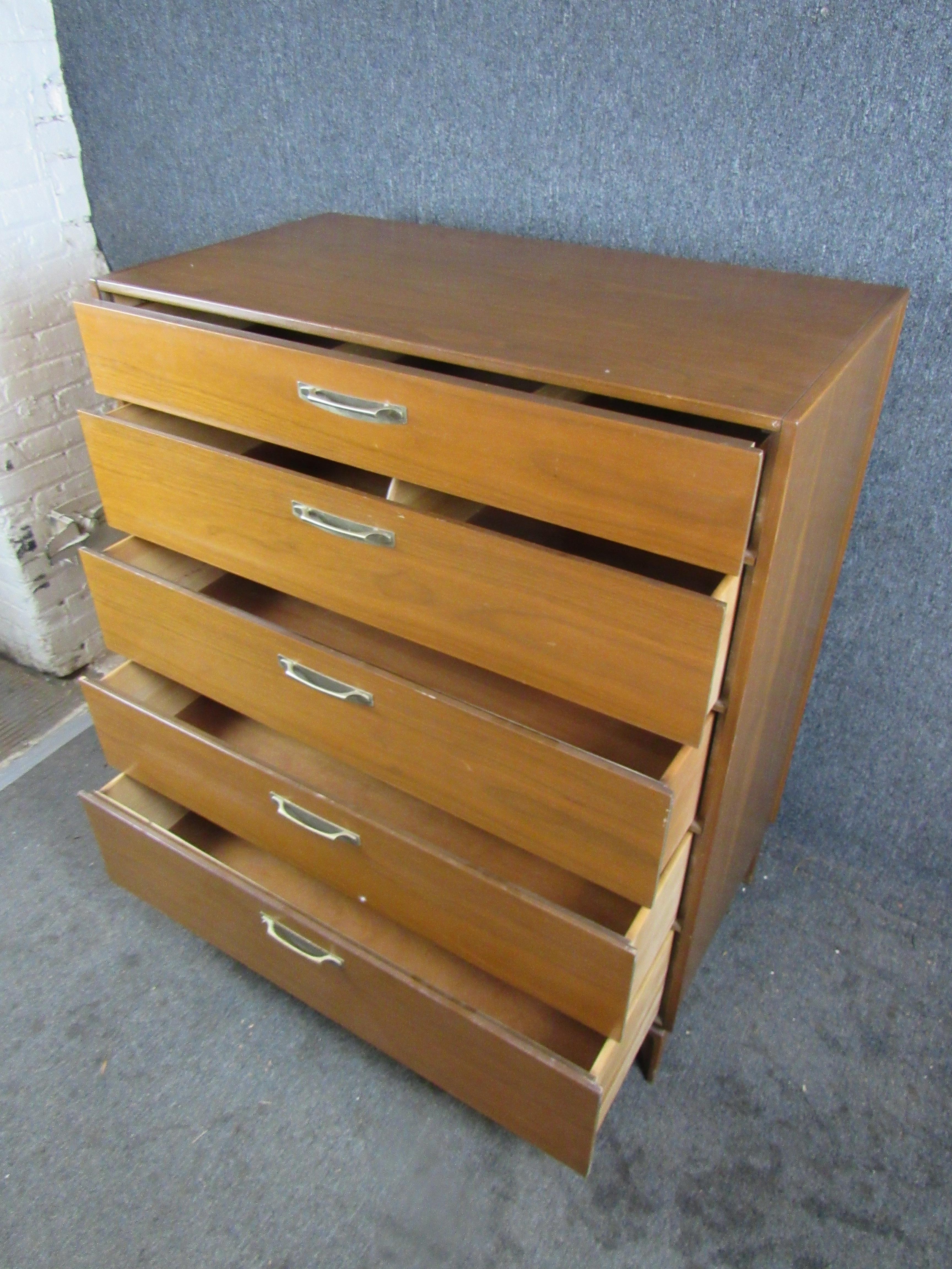 Mid-Century Modern Walnut Chest of Drawers For Sale 3