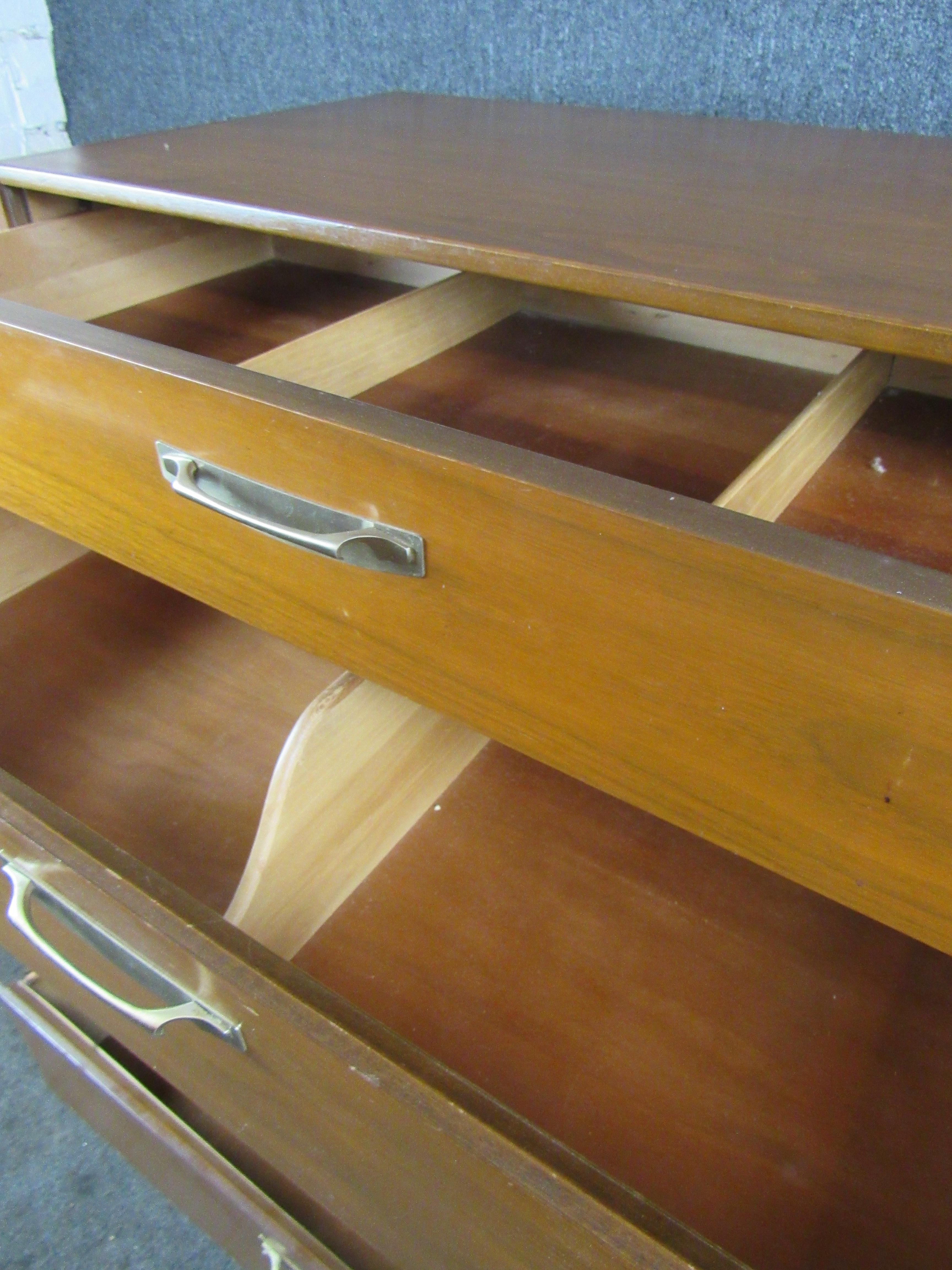 Mid-Century Modern Walnut Chest of Drawers For Sale 4