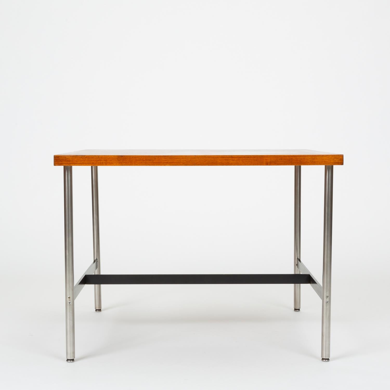 Table de travail pour enfants en noyer de style mi-siècle moderne par Herman Miller en vente 2