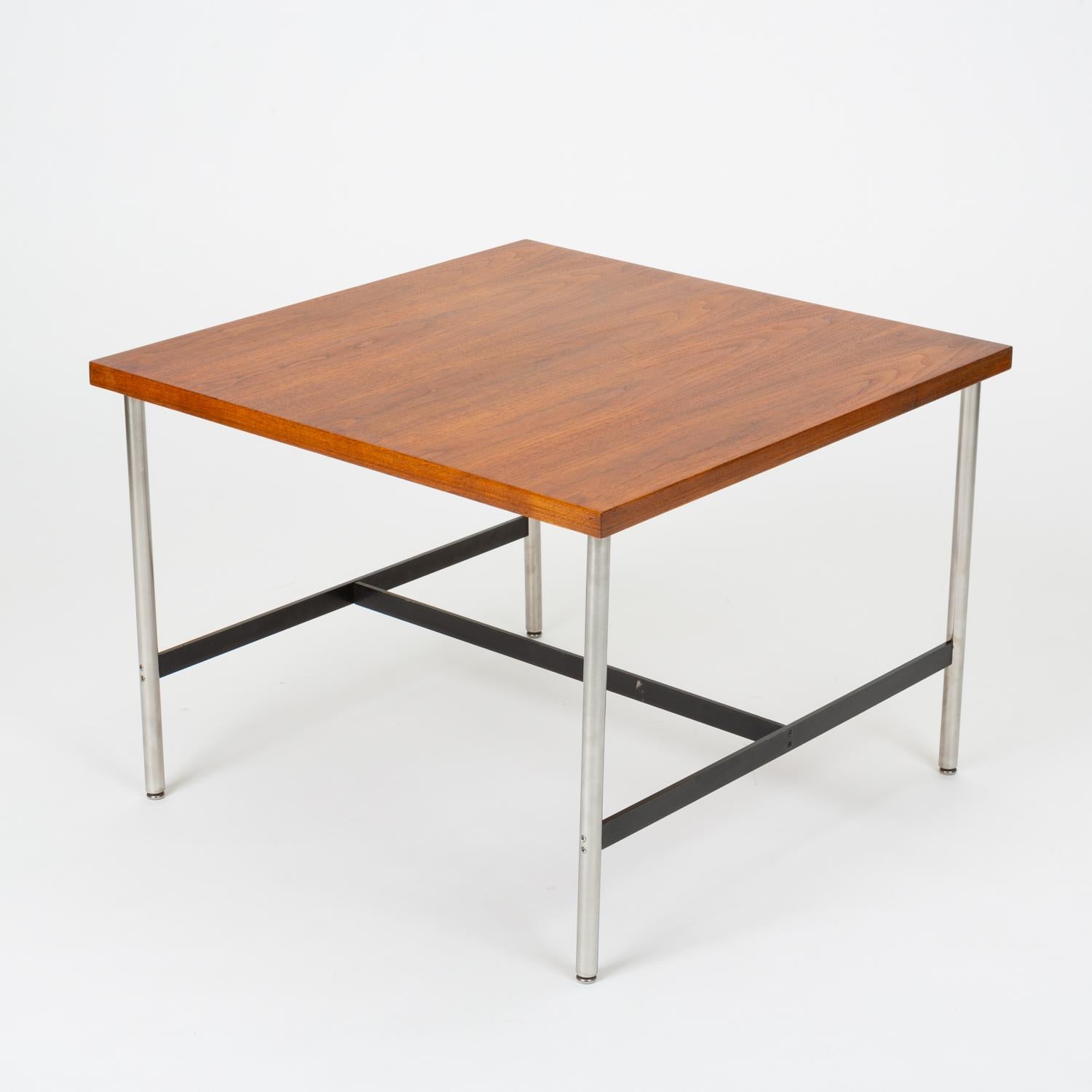 Brossé Table de travail pour enfants en noyer de style mi-siècle moderne par Herman Miller en vente