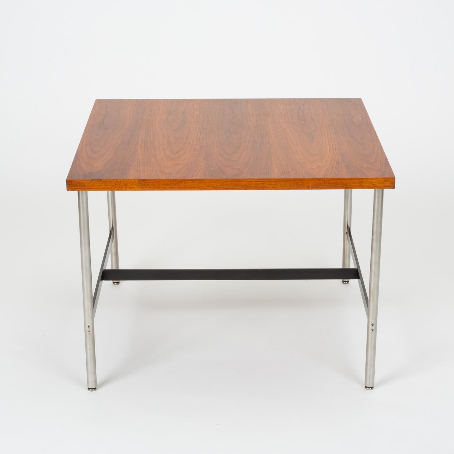 Table de travail pour enfants en noyer de style mi-siècle moderne par Herman Miller en vente 1