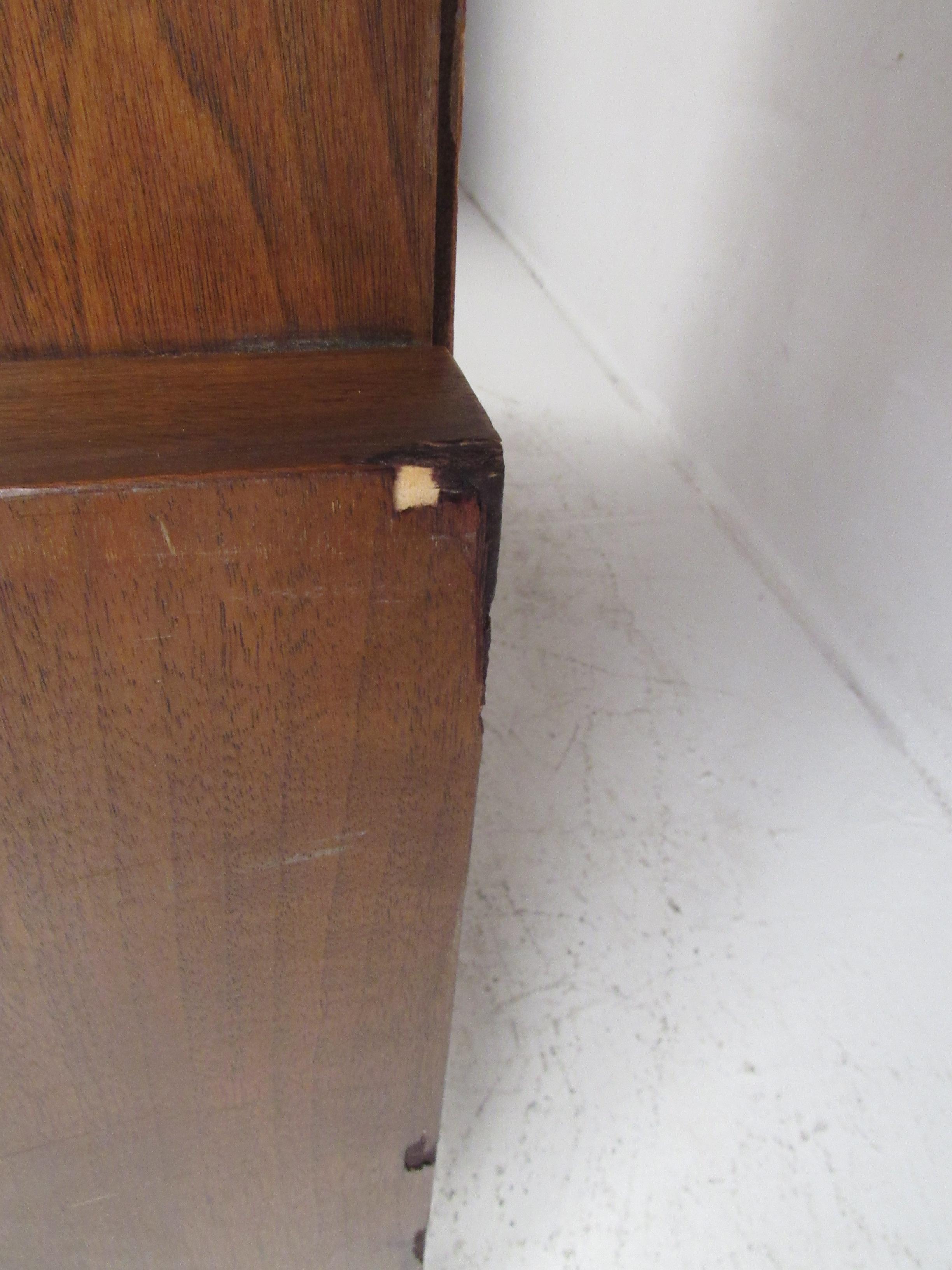 Armadietto per le porcellane in legno di noce di stile moderno del metà secolo in vendita 7