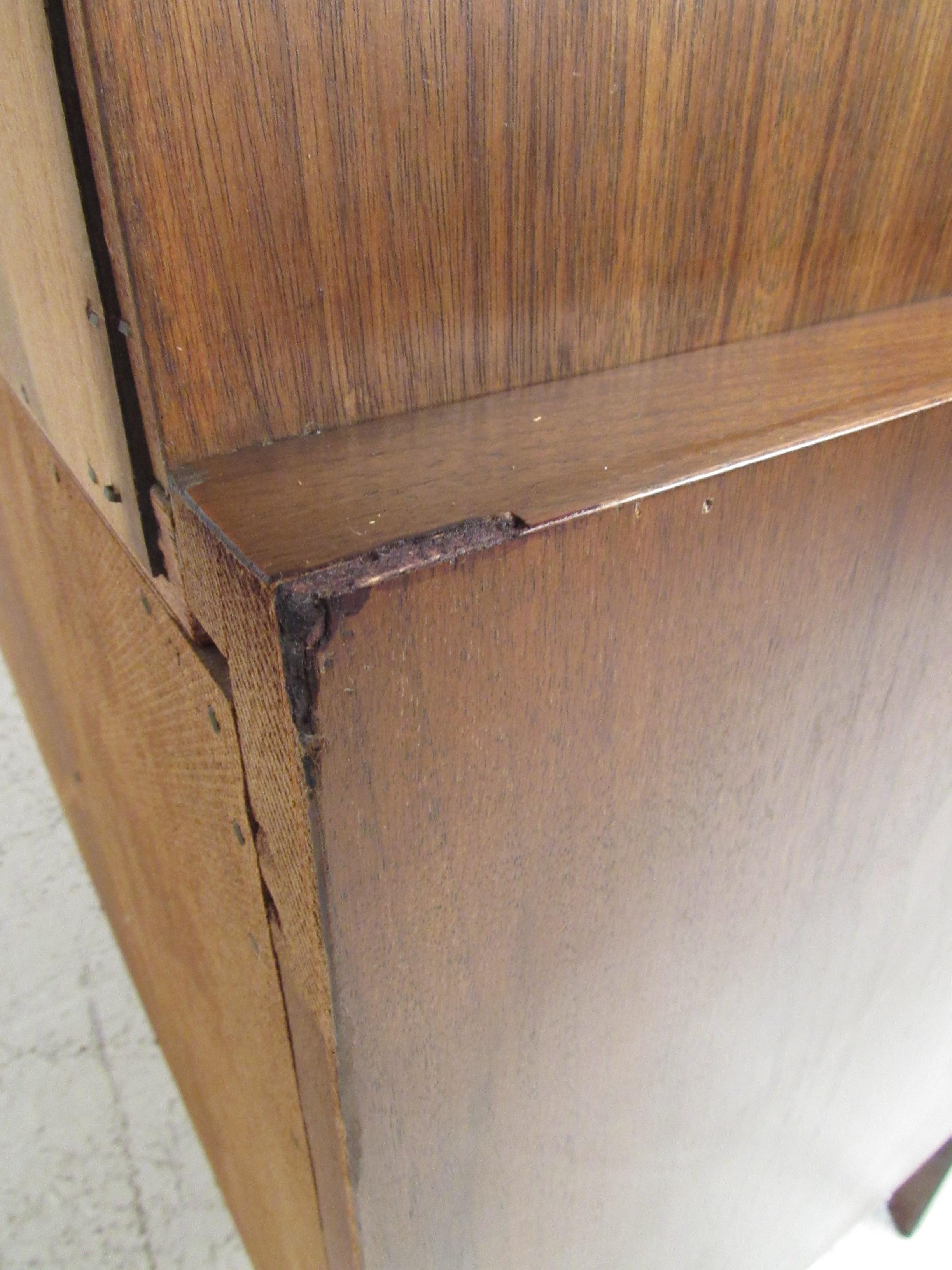 Armadietto per le porcellane in legno di noce di stile moderno del metà secolo in vendita 10