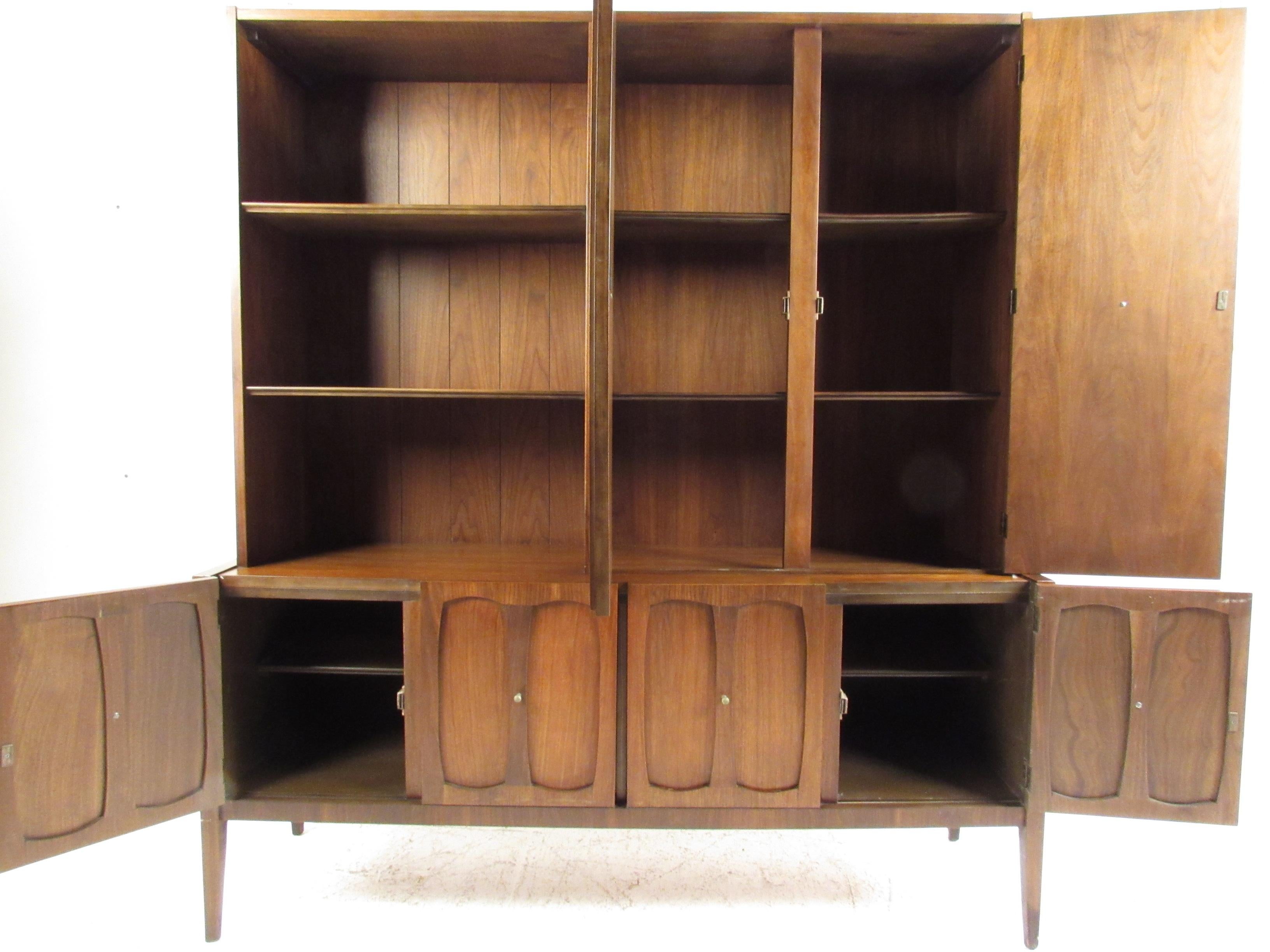 Mid-Century moderno Armadietto per le porcellane in legno di noce di stile moderno del metà secolo in vendita