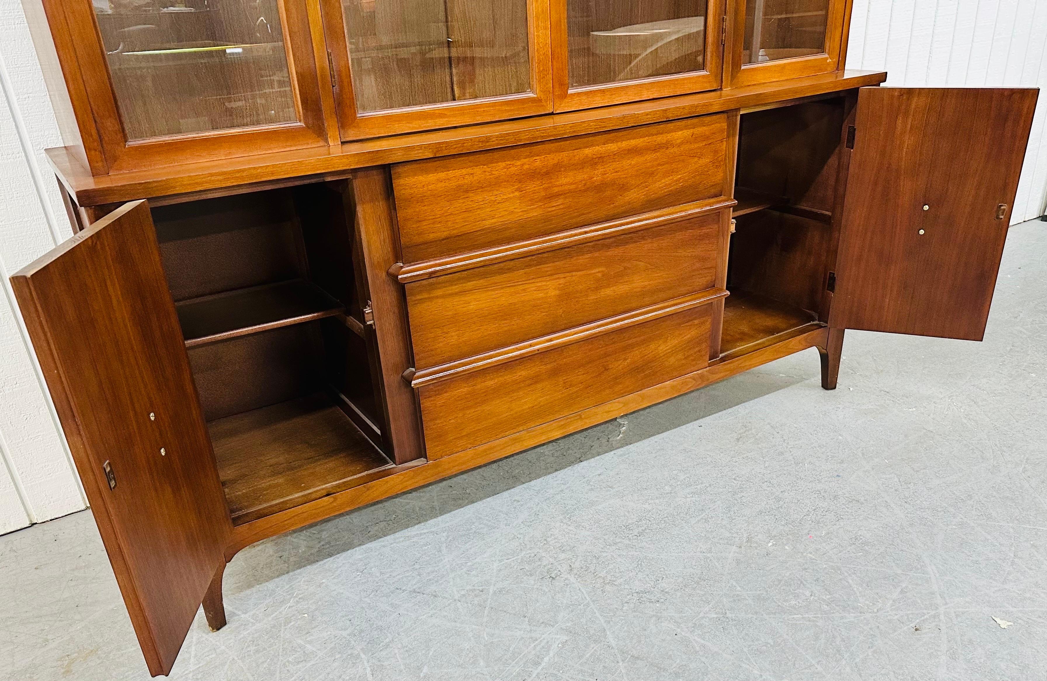 Mid-Century Modern Walnut China Cabinet In Good Condition In Clarksboro, NJ