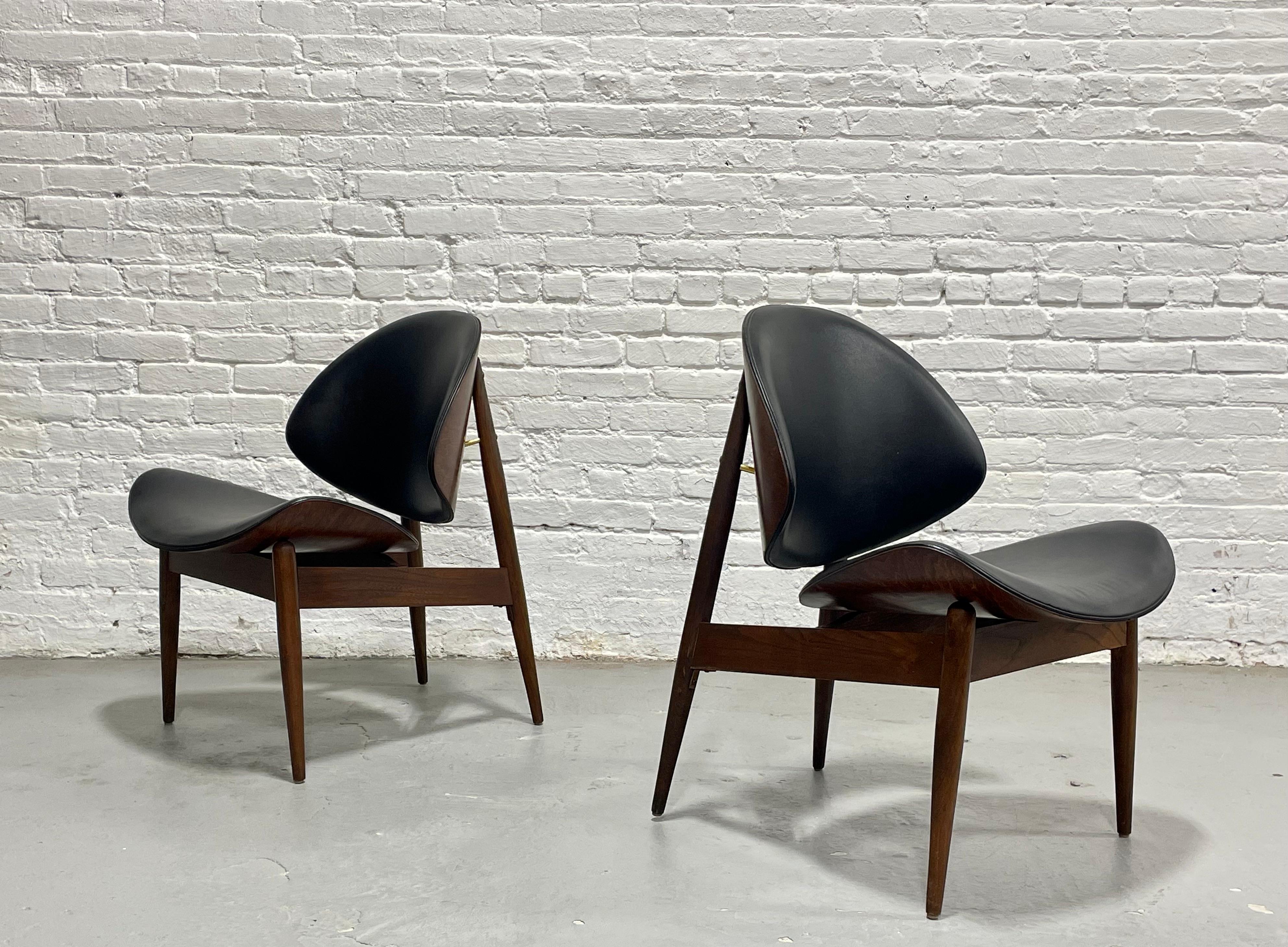 Coppia di sedie Clam del Mid Century Modern disegnate da Seymour James Wiener per Kodawood, anni '60 circa.  Queste bellezze sono caratterizzate da scocche curvilinee in legno di noce per lo schienale e la seduta.  Abbiamo rifinito completamente le