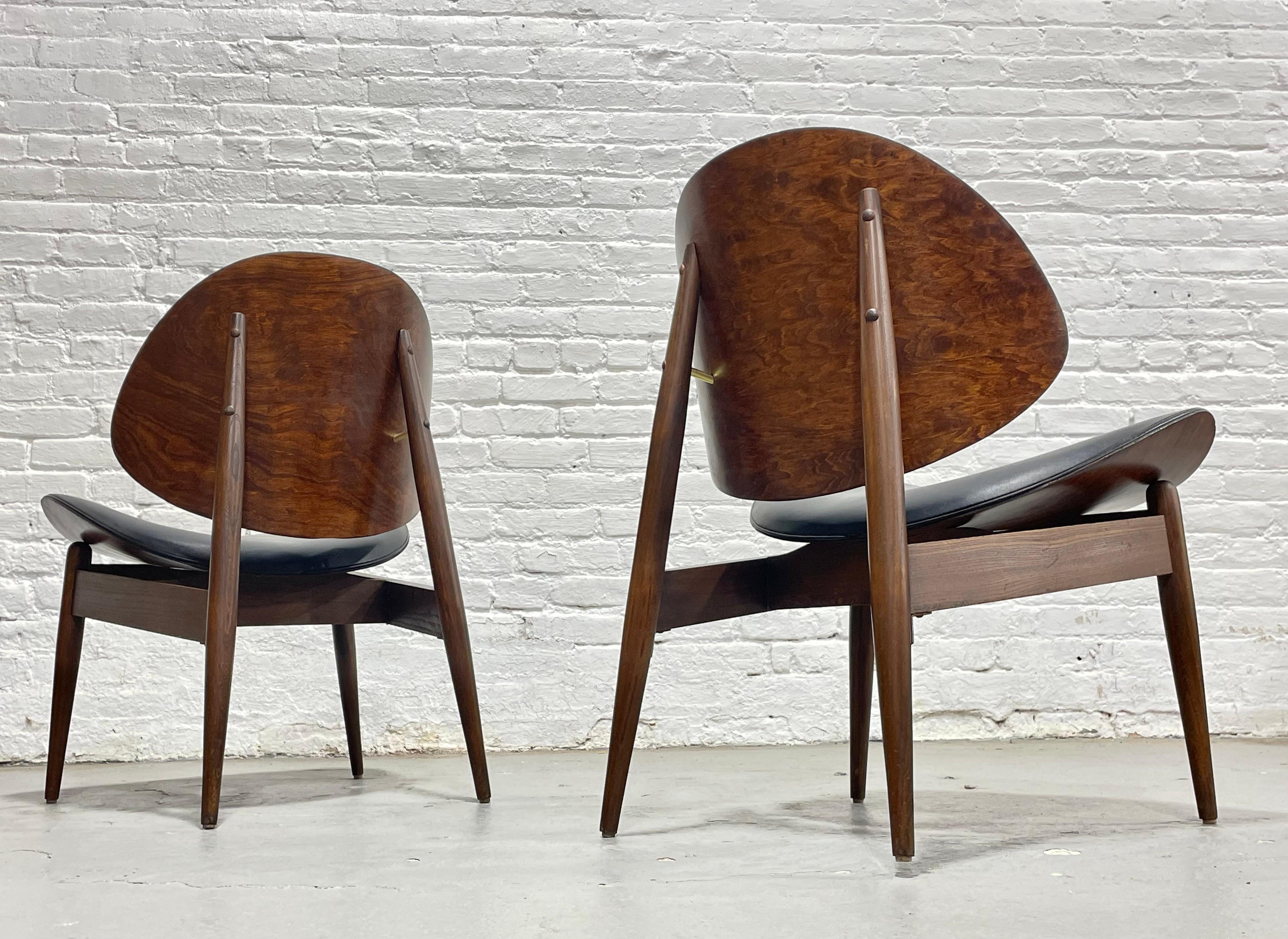 Mid-Century moderno SEDIE IN CLAM DI NOCE MODERNE DEL MESE DI SECOLO di Kodawood, un paio in vendita