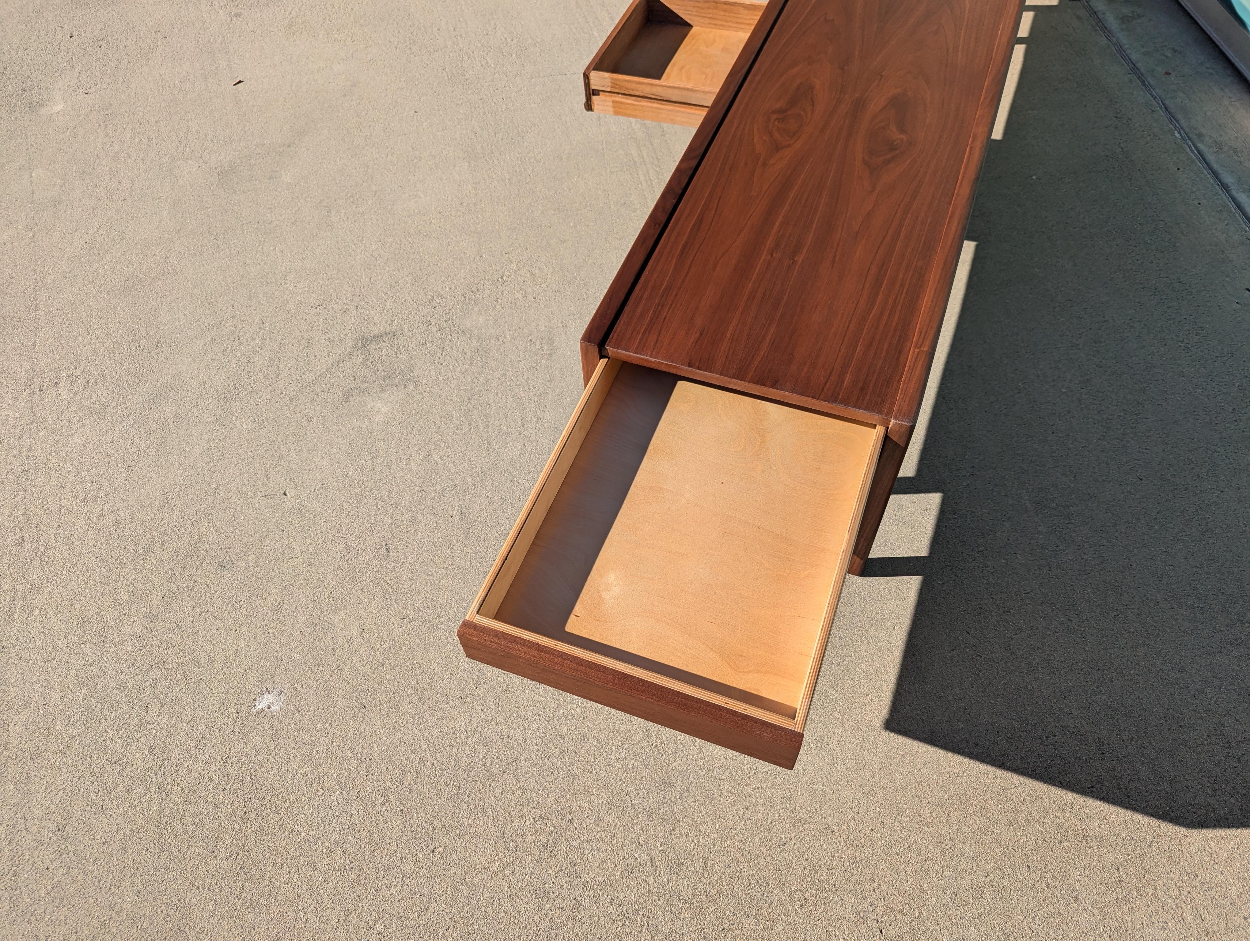 Mid Century Modern Walnut Coffee Table By Brown Saltman, c1960s In Excellent Condition For Sale In Chino Hills, CA