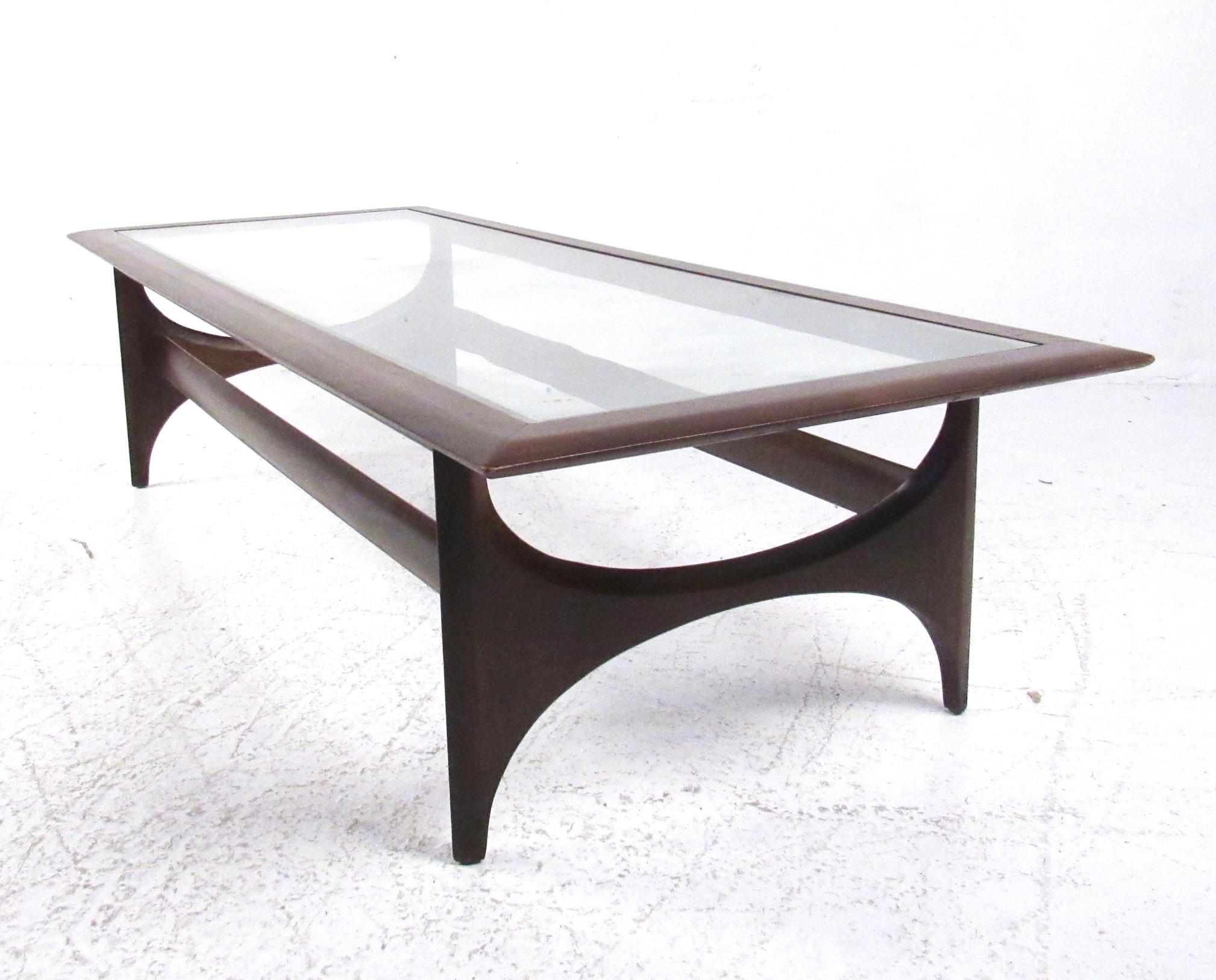 Mid-Century Modern Walnut Coffee Table by Lane In Good Condition For Sale In Brooklyn, NY