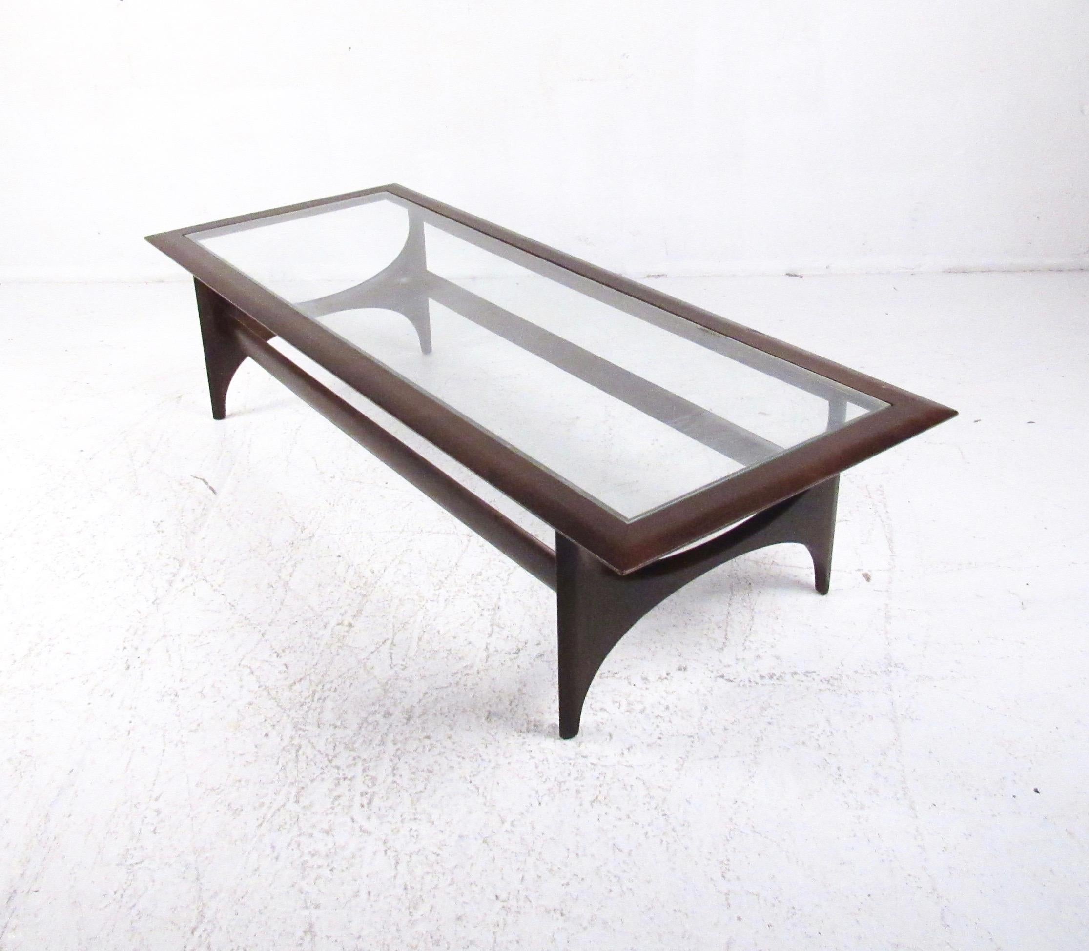 Mid-Century Modern Walnut Coffee Table by Lane For Sale 1