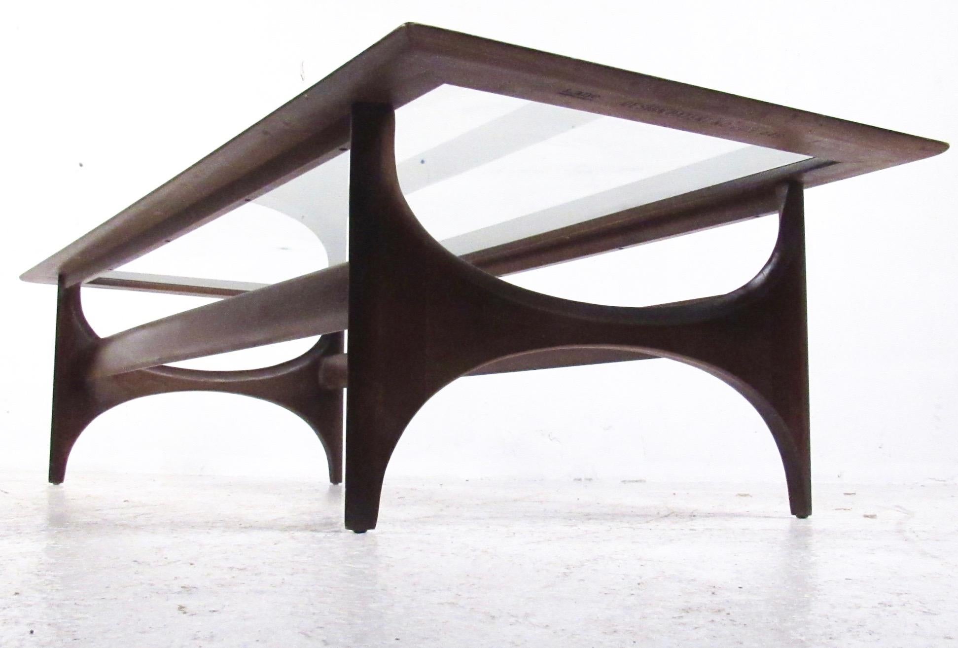Mid-Century Modern Walnut Coffee Table by Lane For Sale 2