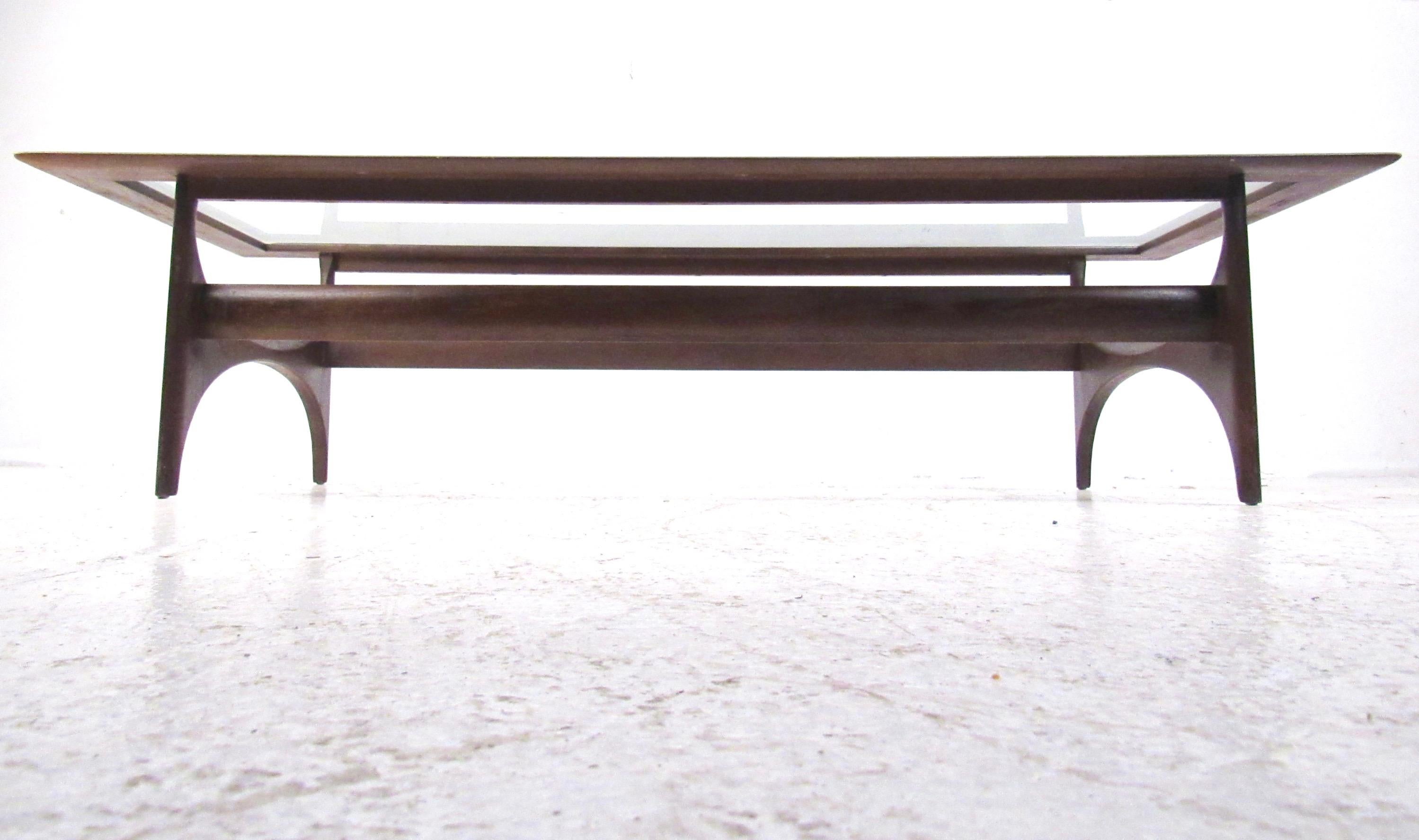 Mid-Century Modern Walnut Coffee Table by Lane For Sale 3