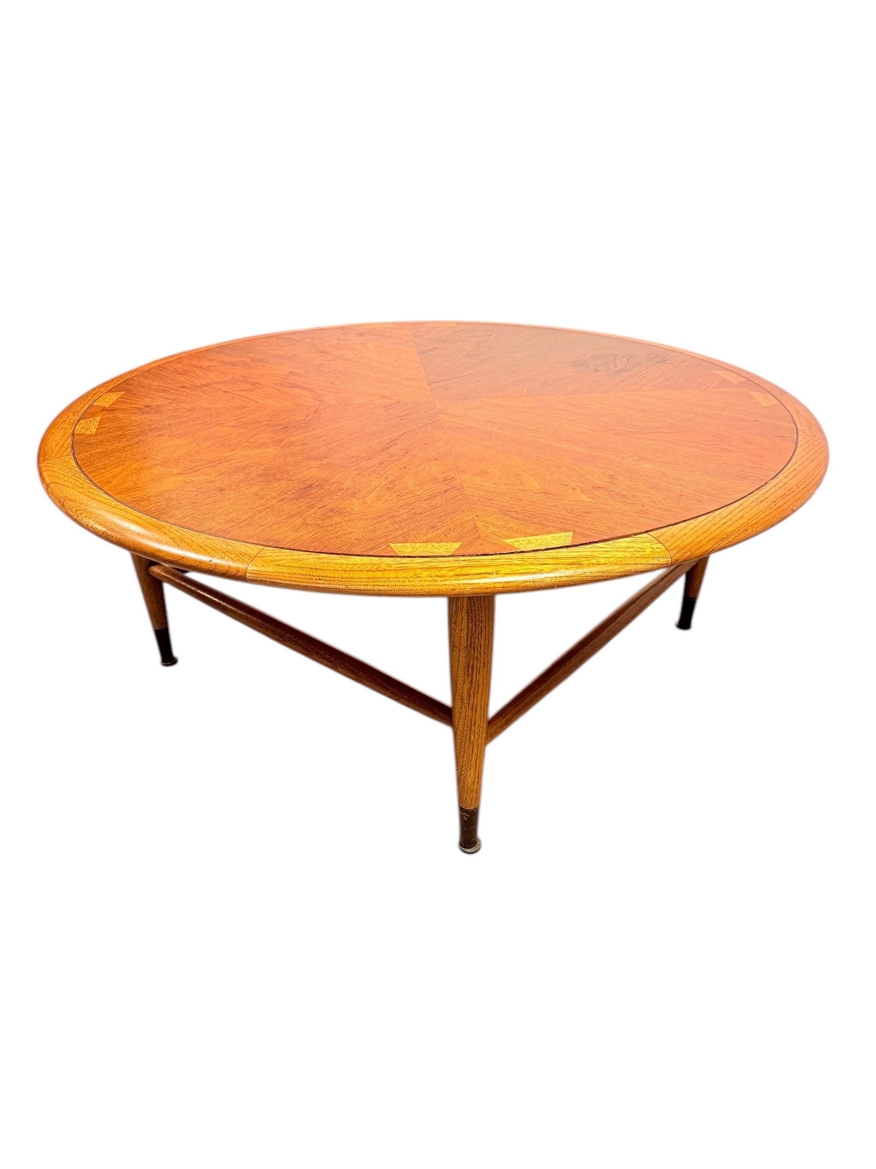 Dieser auffällige runde Couchtisch von Lane's ist ein zeitloses Stück, das Handwerkskunst mit Charakter verbindet. Der aus Walnuss- und Pekannussholz gefertigte Tisch weist ein wunderschönes Vier-Punkt-Starburst-Maserungsmuster und die für Lane's
