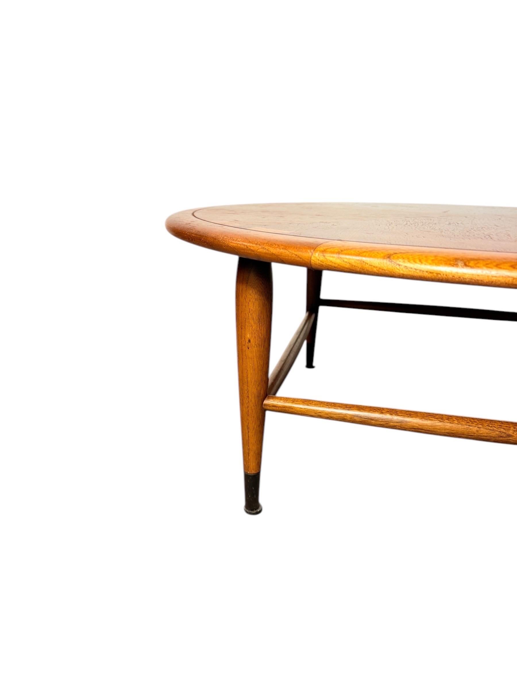 Mid Century Modern Couchtisch aus Nussbaumholz von Lane Furniture (20. Jahrhundert)