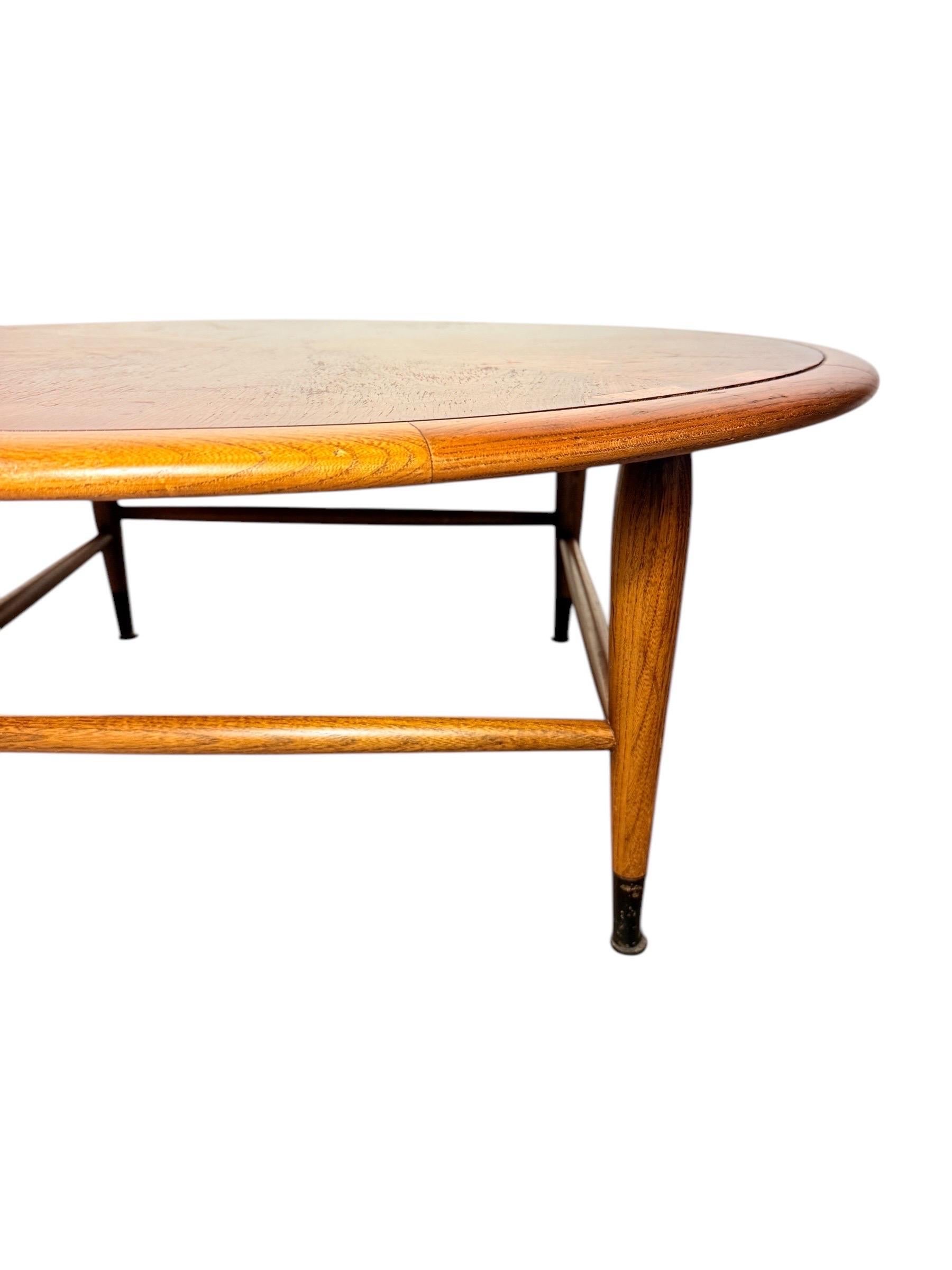 Mid Century Modern Couchtisch aus Nussbaumholz von Lane Furniture 2