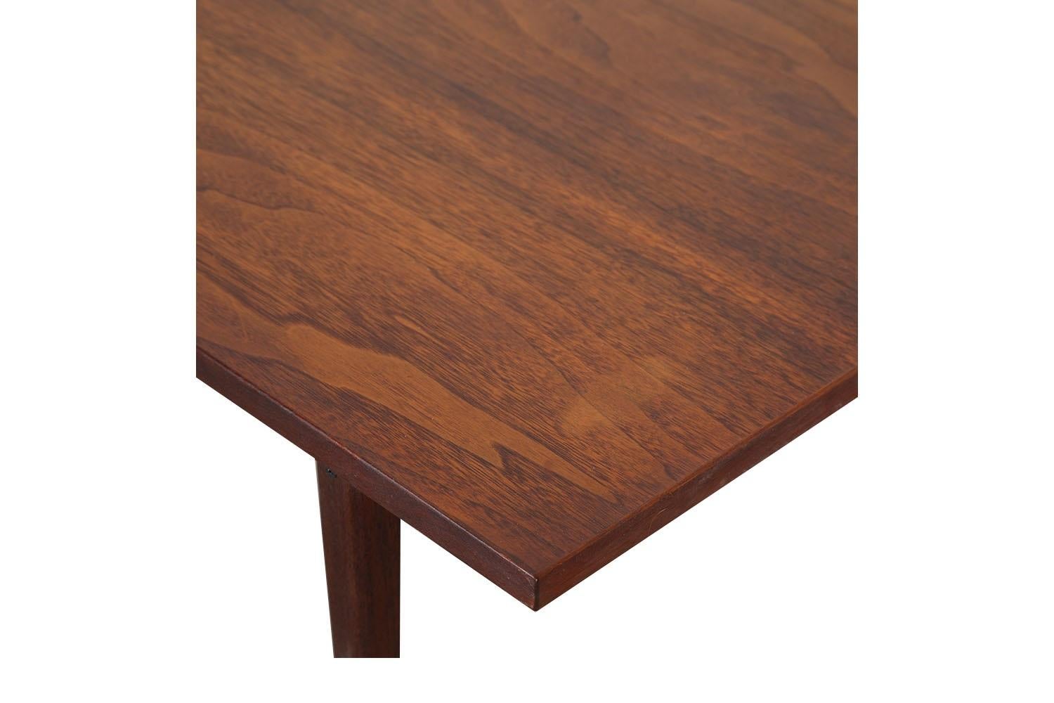 Table basse en noyer moderne du milieu du siècle en vente 3