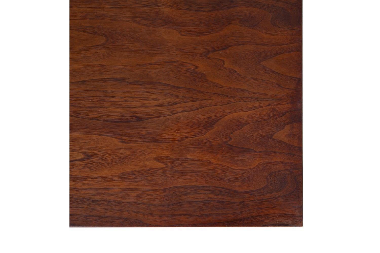 Scandinave moderne Table basse en noyer moderne du milieu du siècle en vente