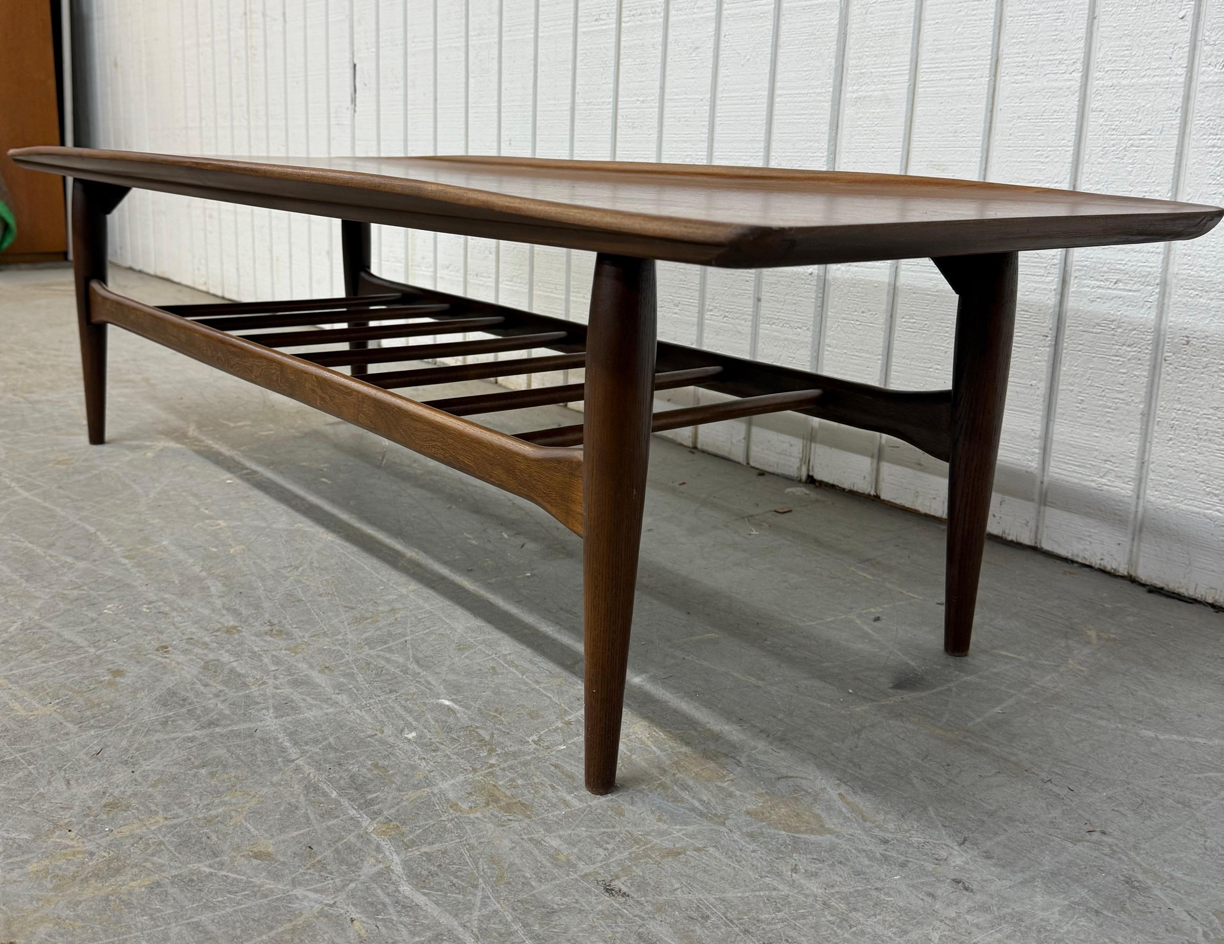 Mid-Century Modern Table basse en noyer moderne du milieu du siècle en vente