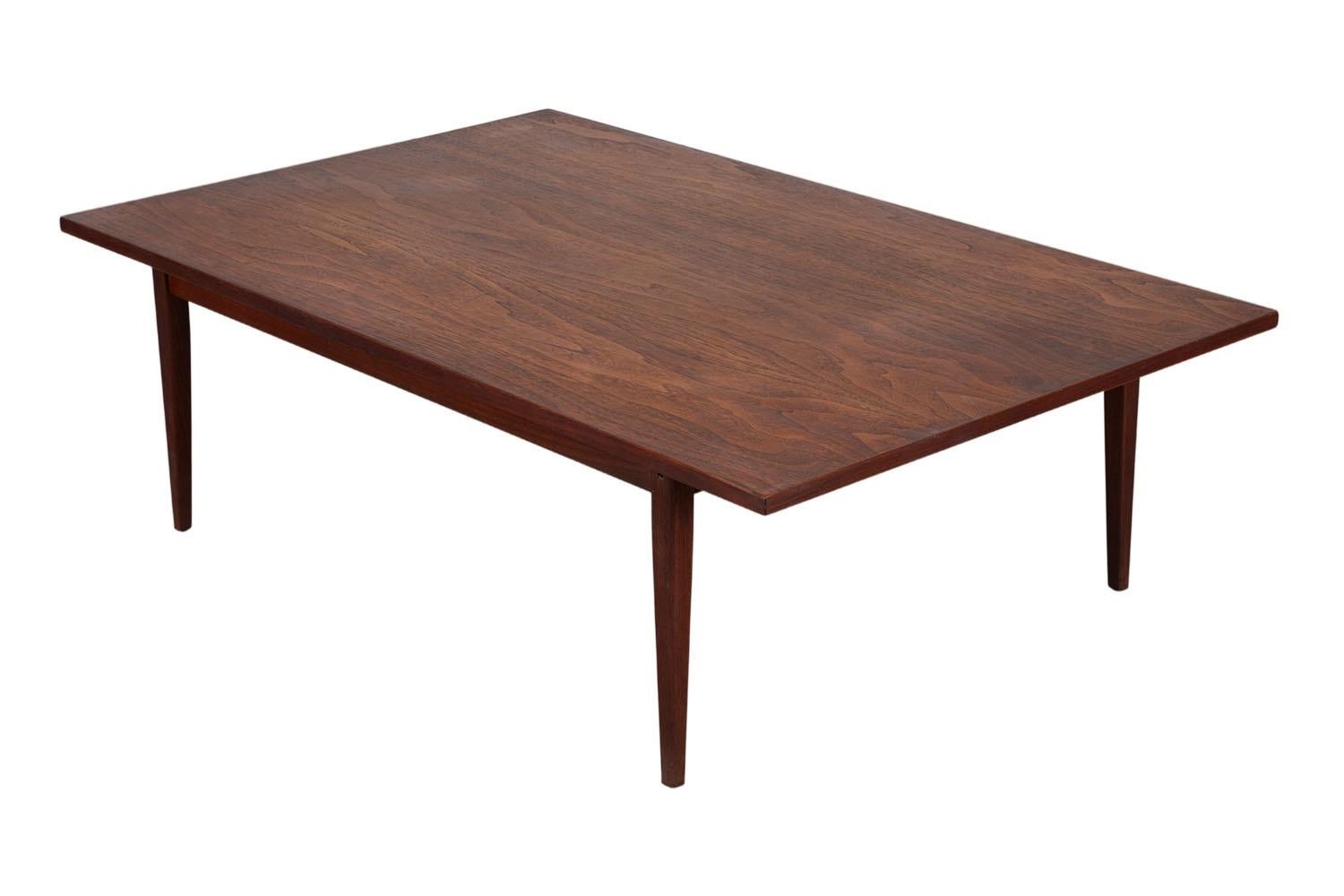 Inconnu Table basse en noyer moderne du milieu du siècle en vente