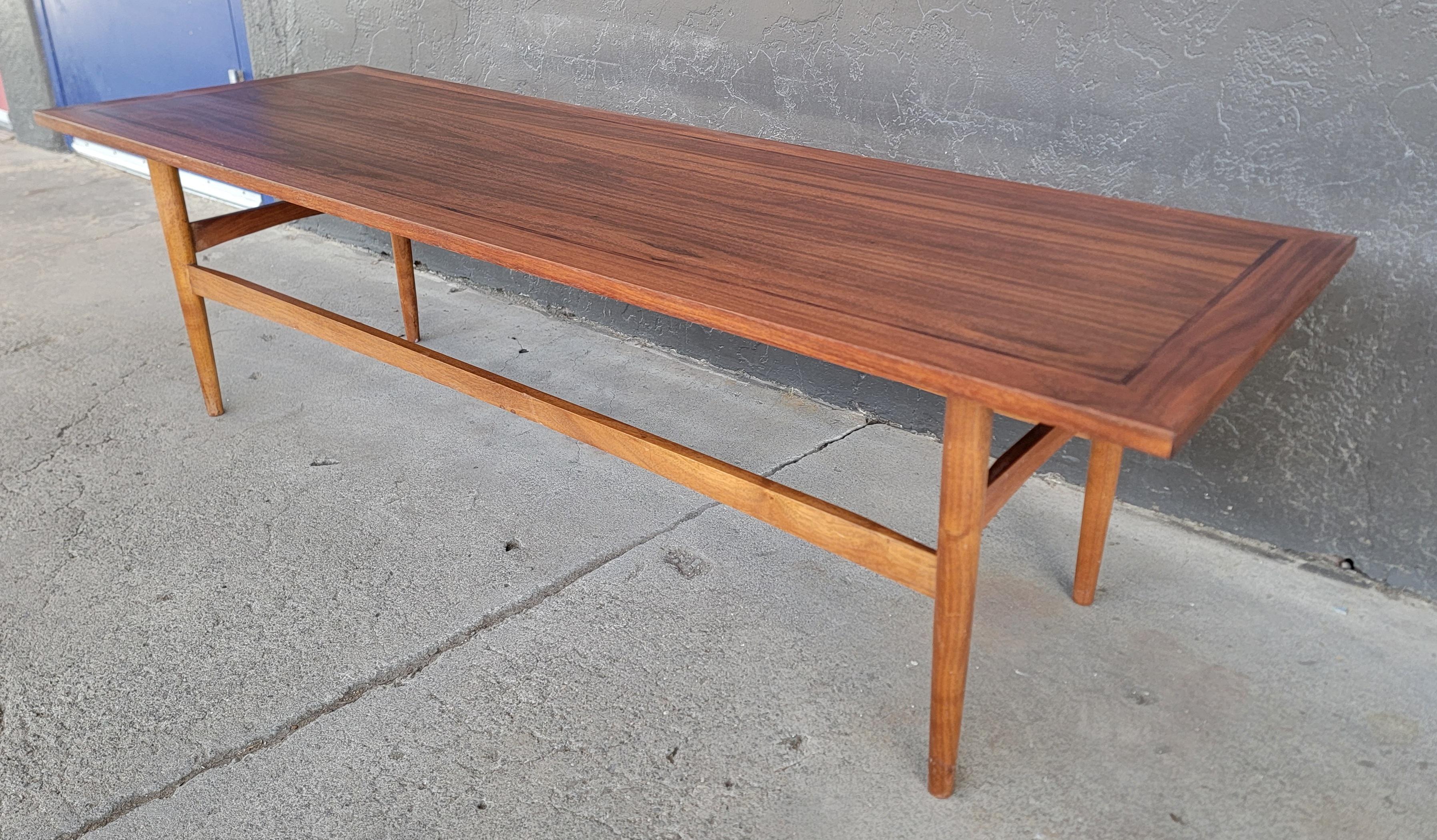 Mid-Century Modern Walnut Coffee Table In Good Condition For Sale In Fulton, CA
