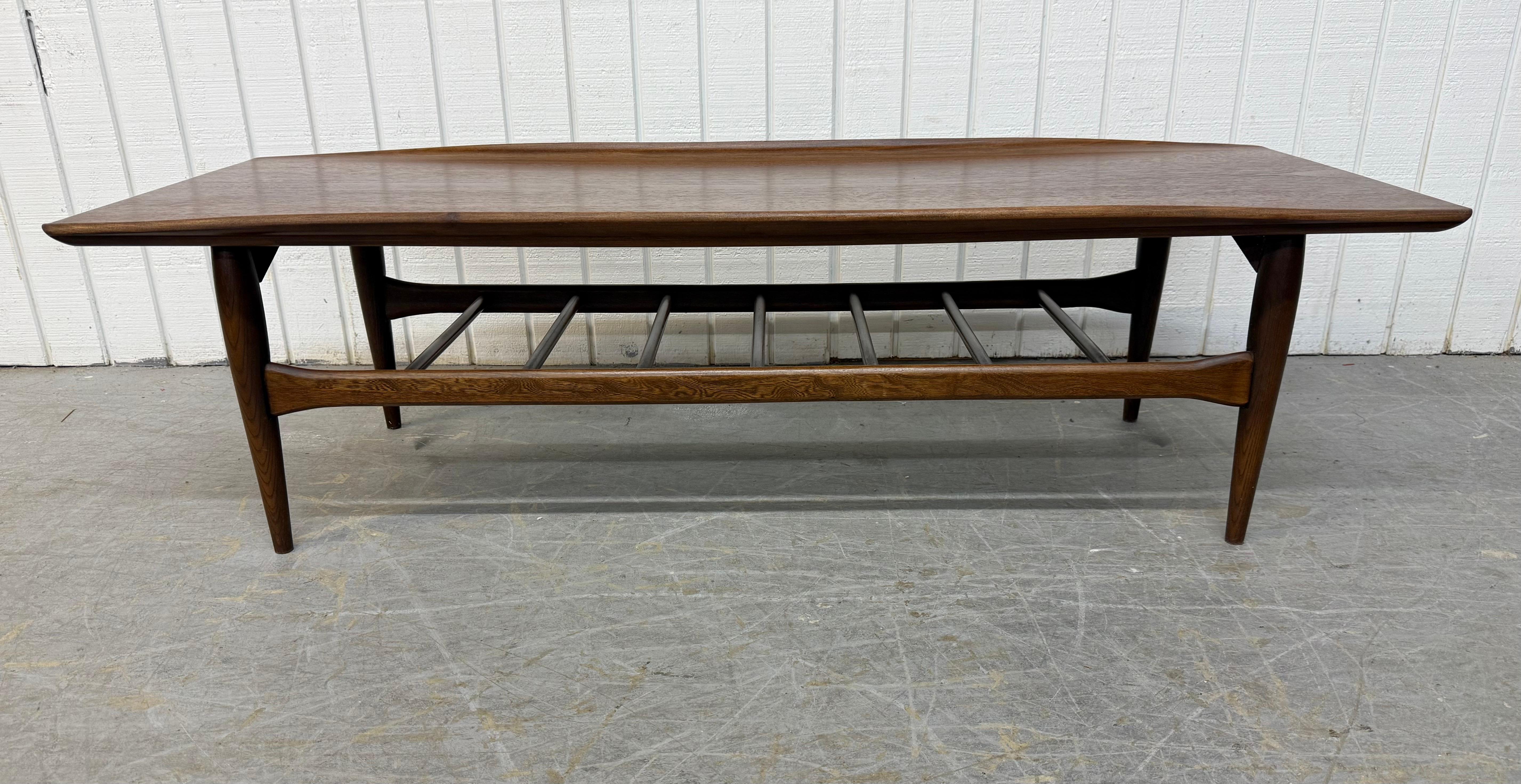 Américain Table basse en noyer moderne du milieu du siècle en vente