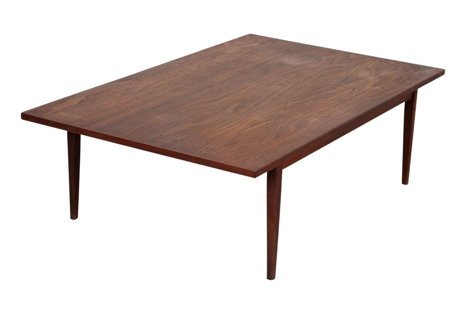 Table basse en noyer moderne du milieu du siècle État moyen - En vente à Baltimore, MD