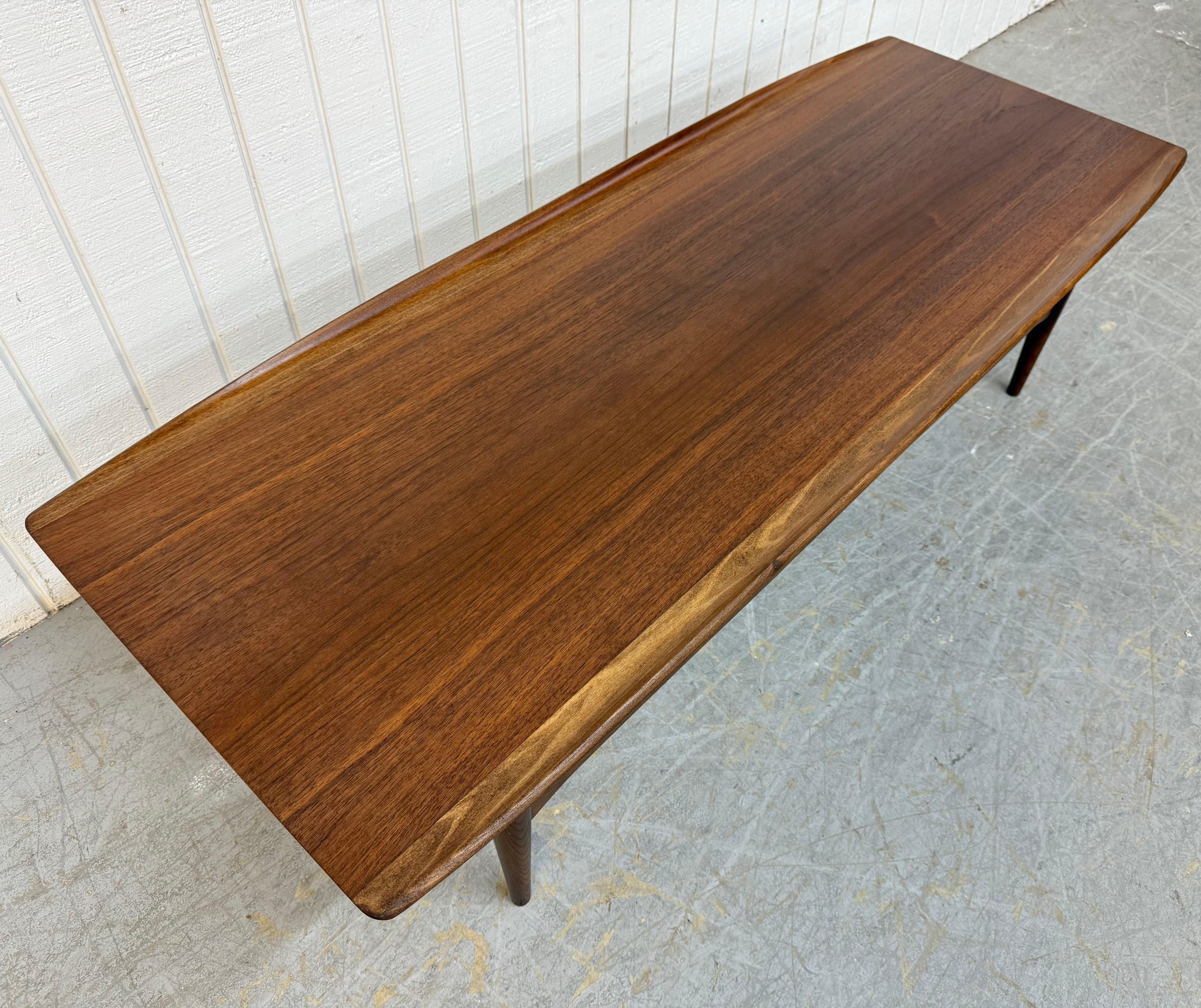 Milieu du XXe siècle Table basse en noyer moderne du milieu du siècle en vente