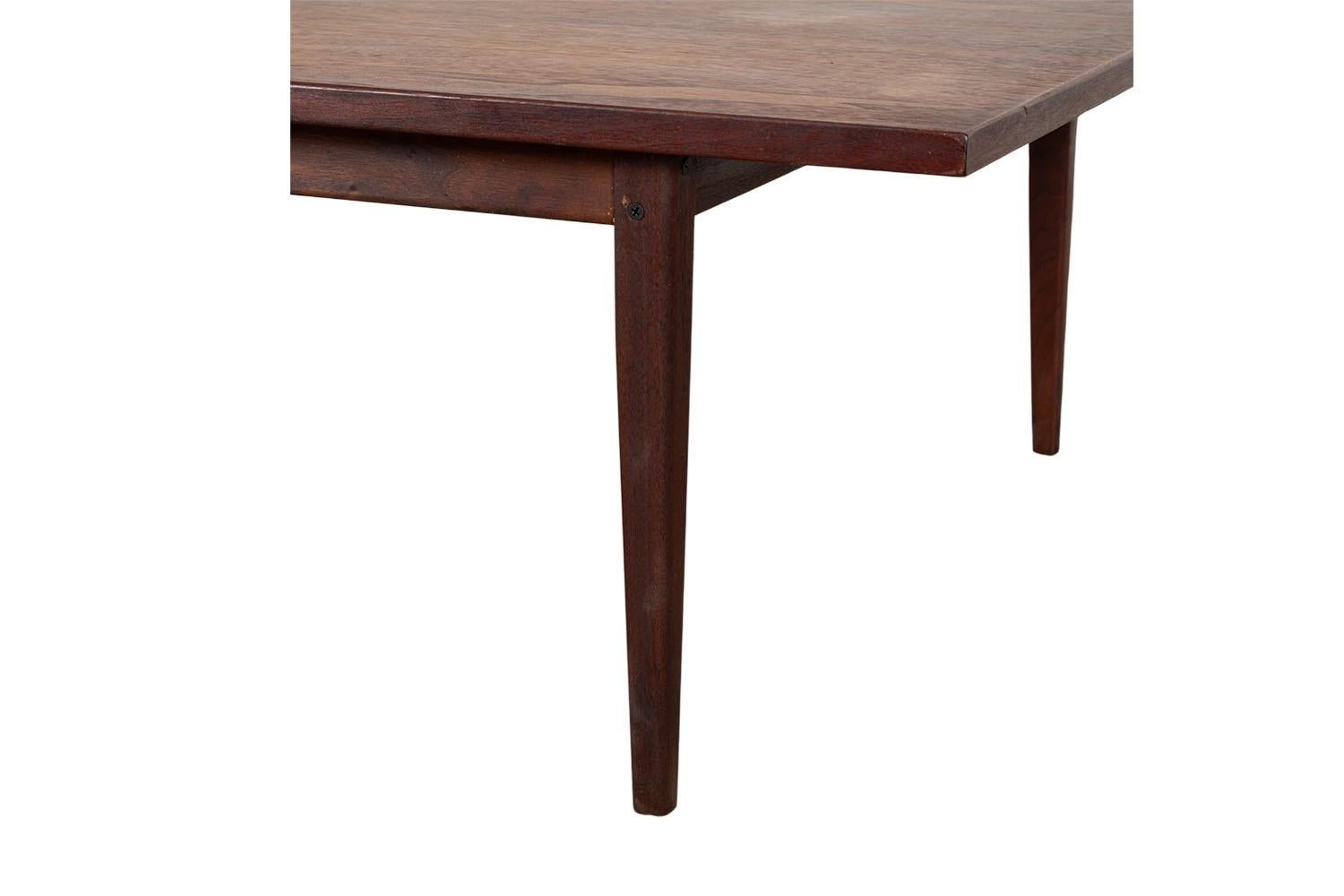 Noyer Table basse en noyer moderne du milieu du siècle en vente