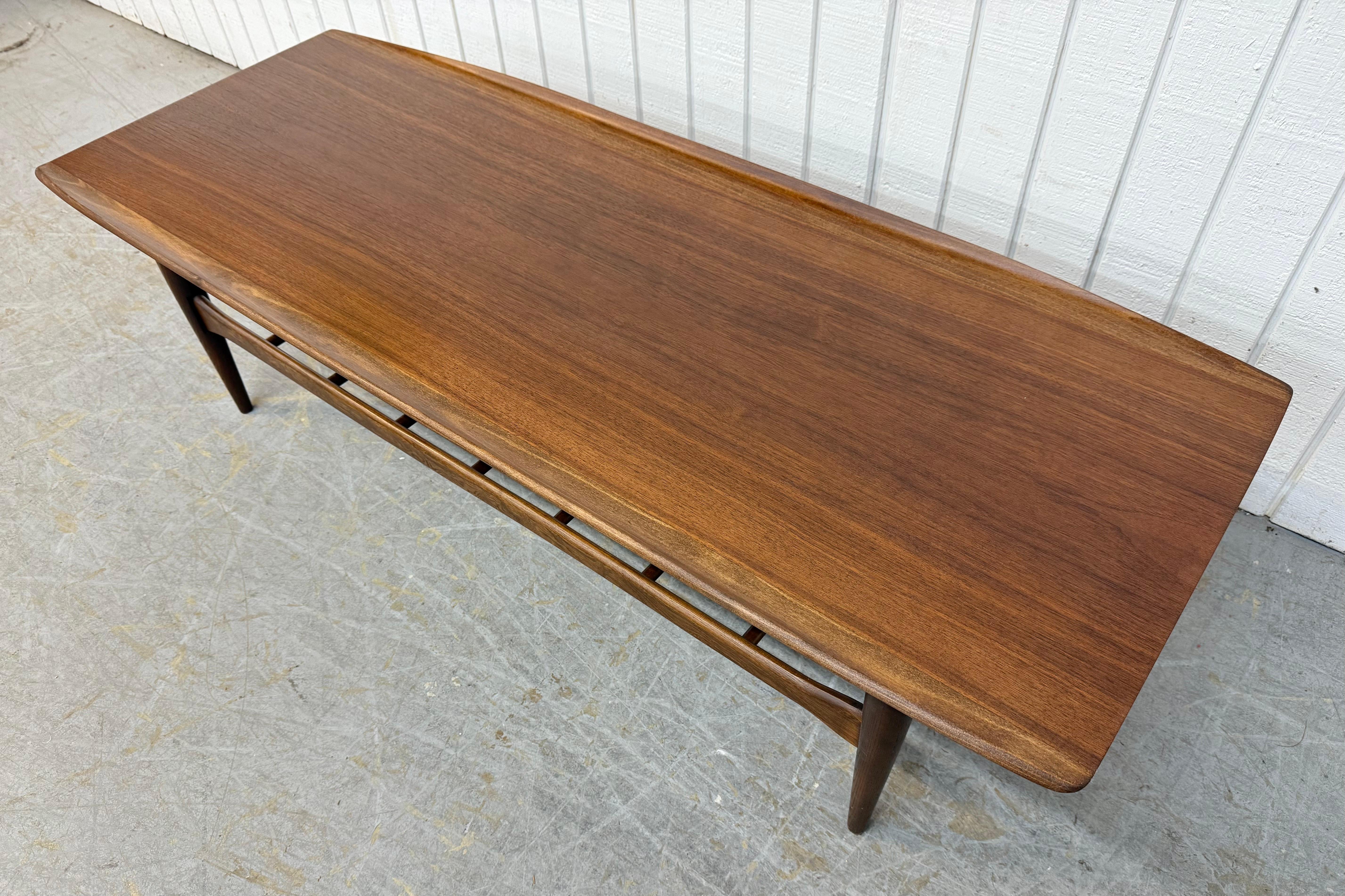 Bois Table basse en noyer moderne du milieu du siècle en vente