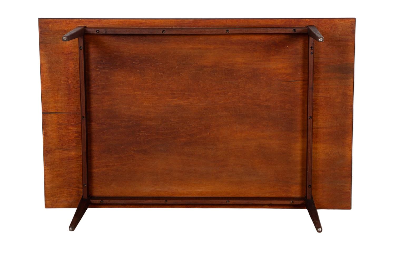 Table basse en noyer moderne du milieu du siècle en vente 1