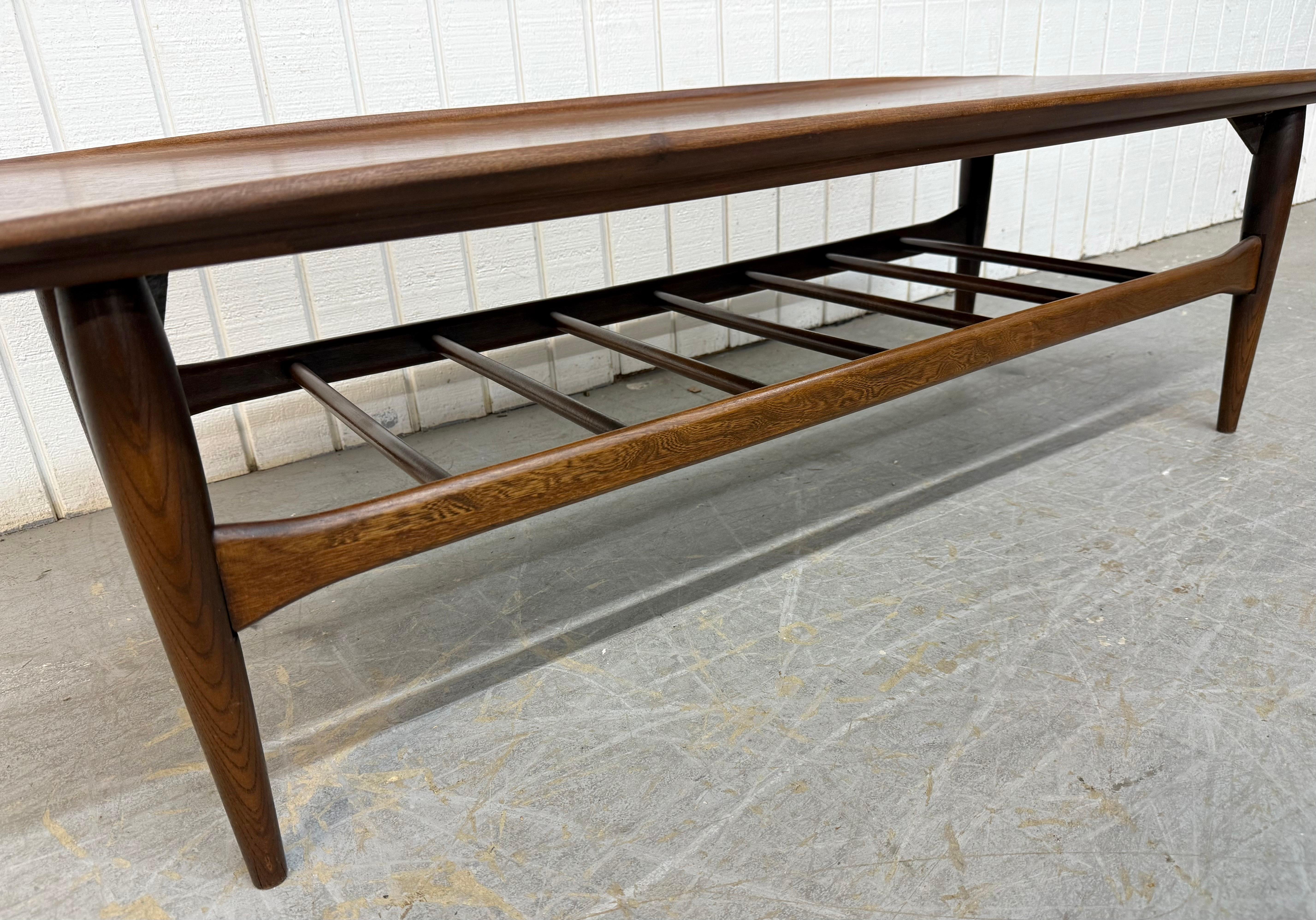 Table basse en noyer moderne du milieu du siècle en vente 1
