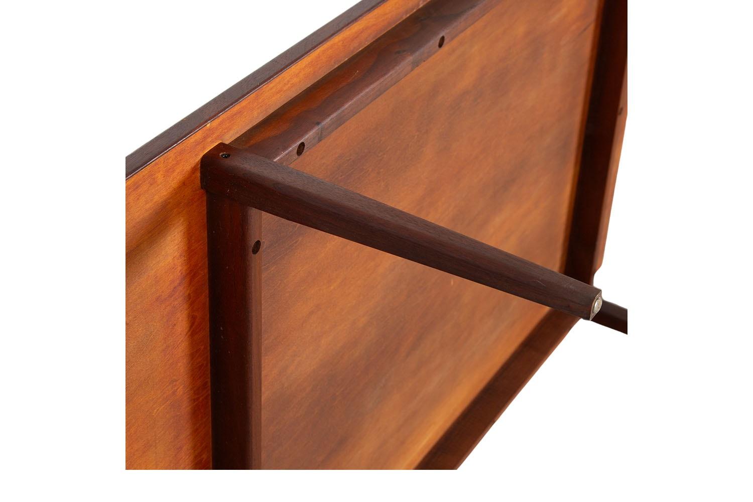 Table basse en noyer moderne du milieu du siècle en vente 2