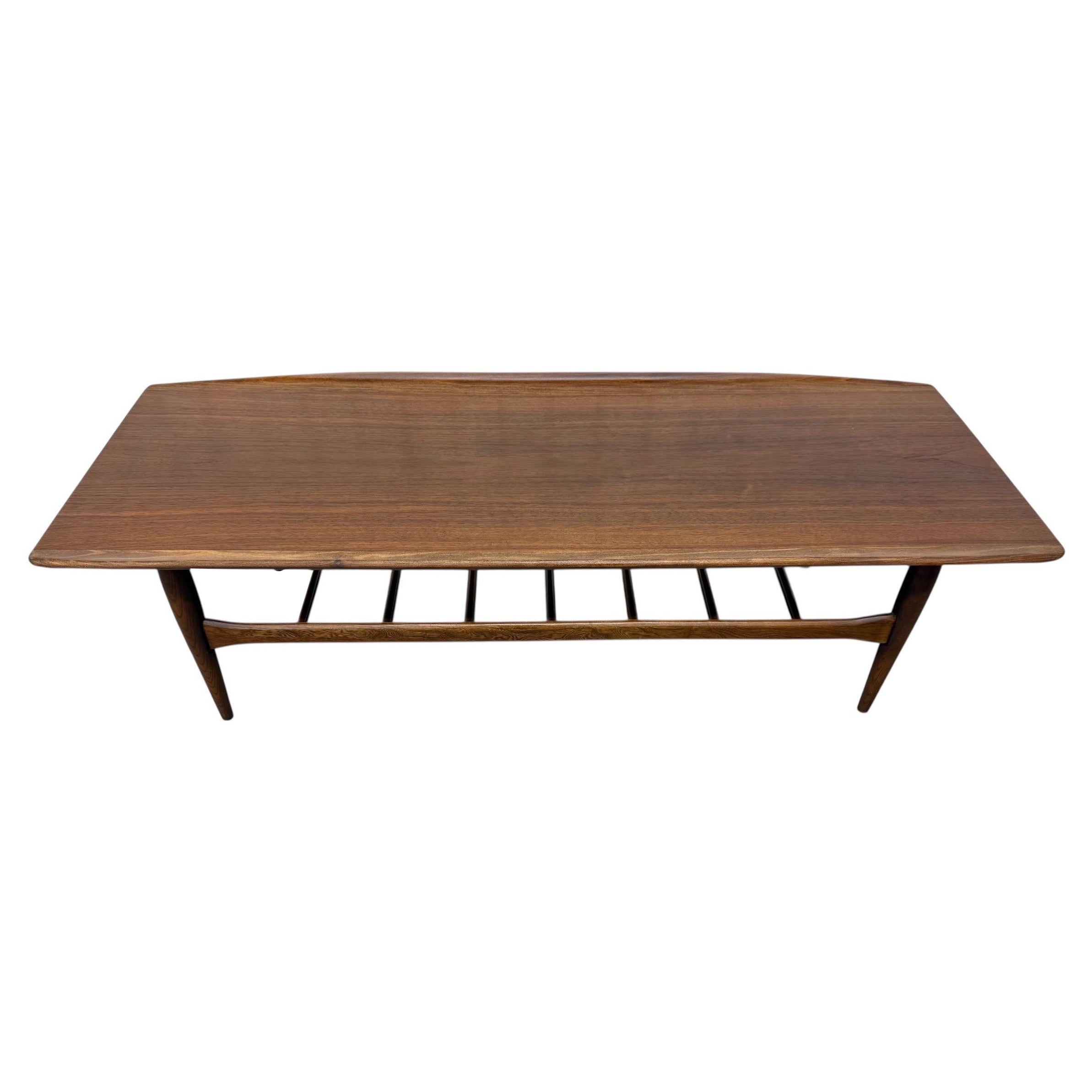 Table basse en noyer moderne du milieu du siècle en vente