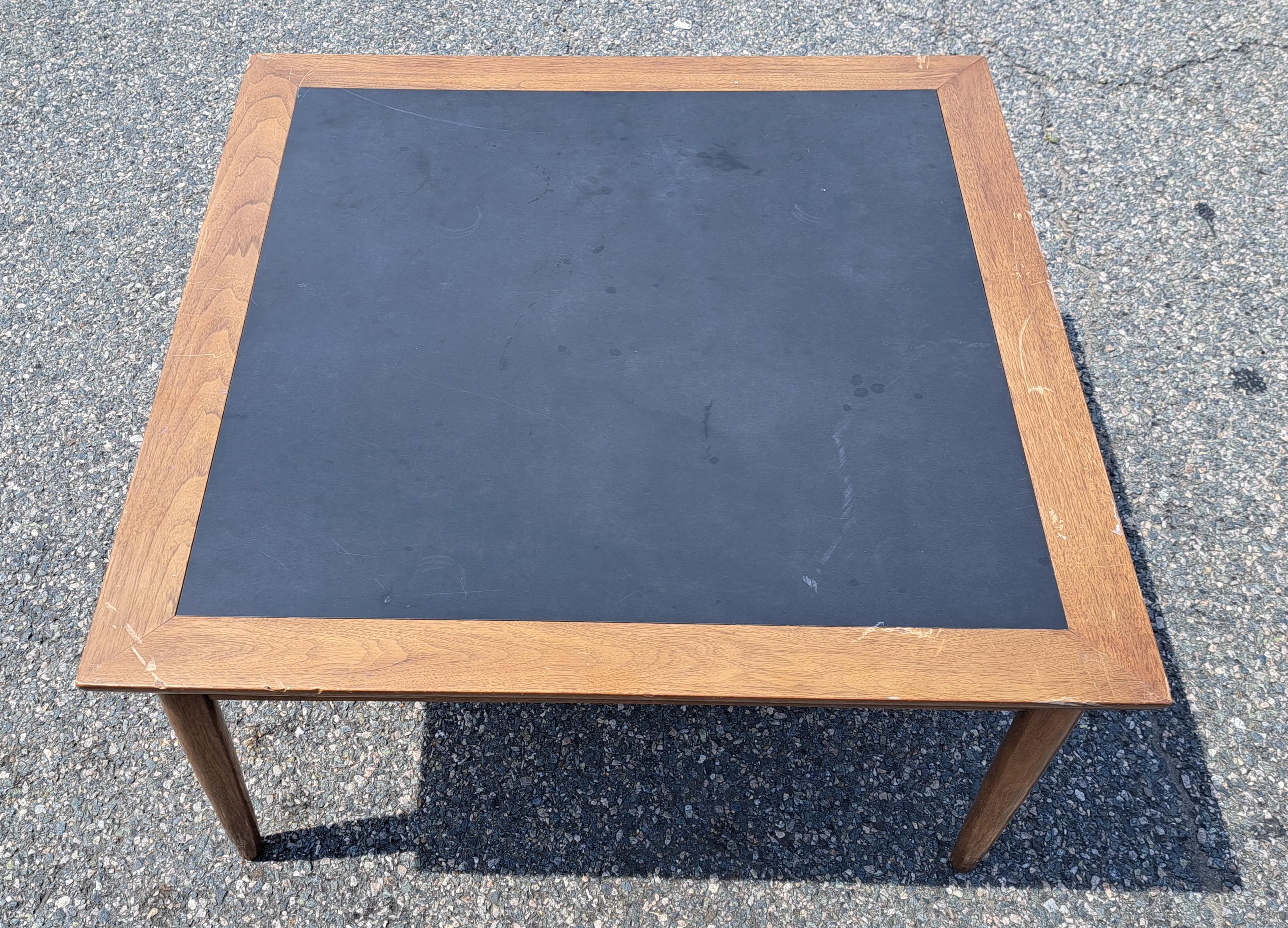 Gran mesa de centro de madera moderna de mediados de siglo con tablero laminado negro.