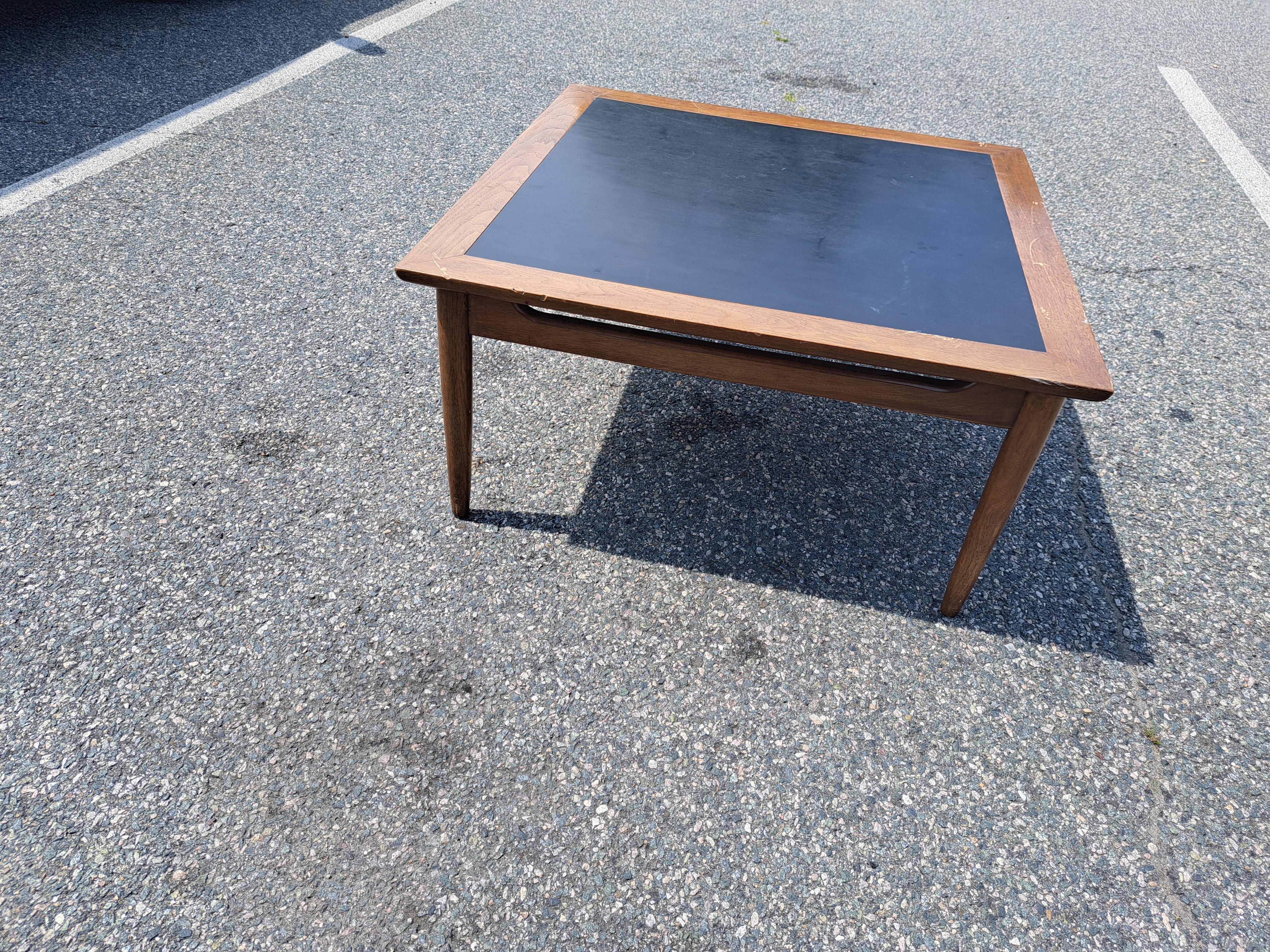 Mesa baja moderna de nogal de mediados de siglo con tablero laminado negro Moderno de mediados de siglo en venta
