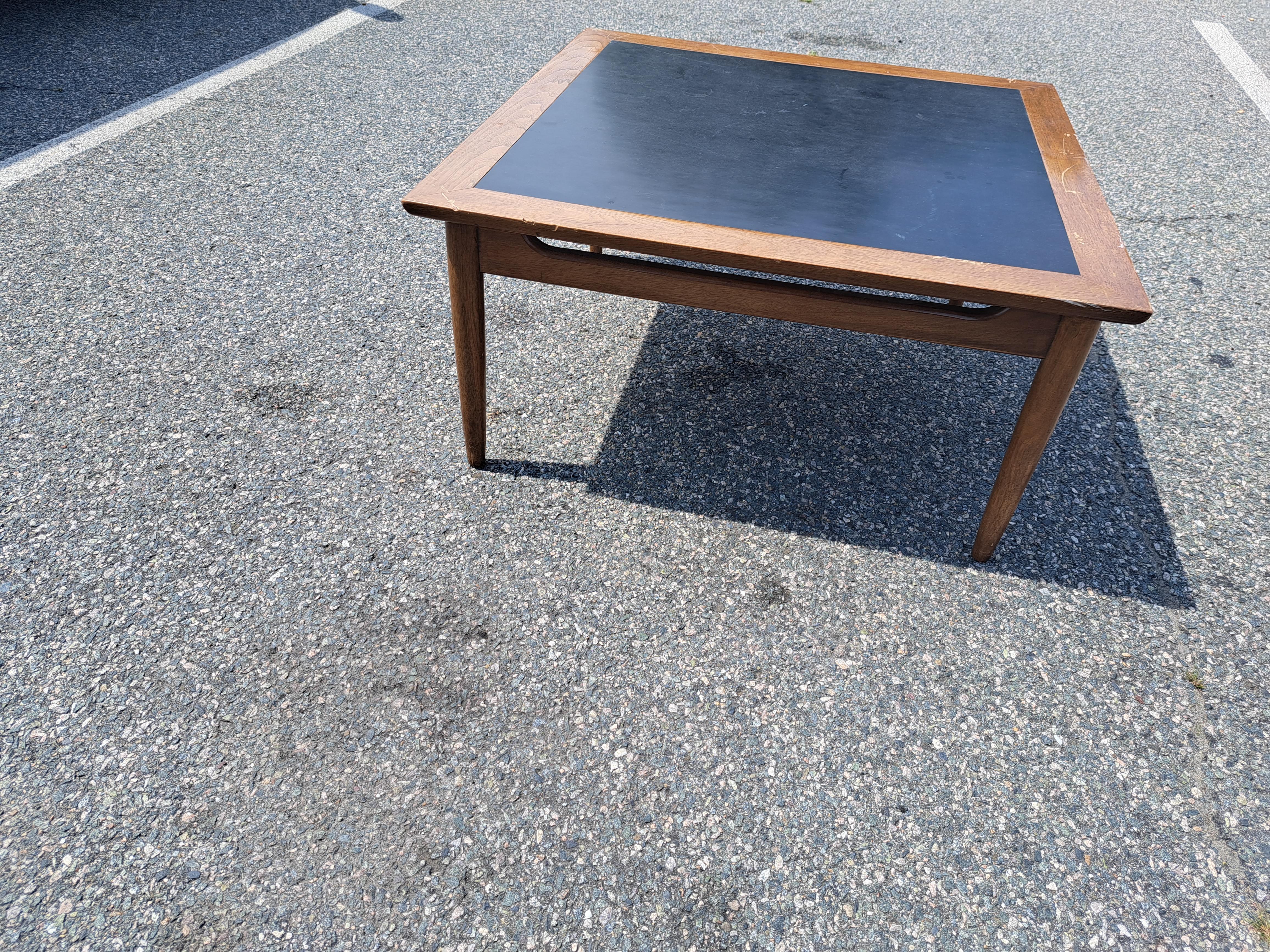 Mesa baja moderna de nogal de mediados de siglo con tablero laminado negro Estadounidense en venta
