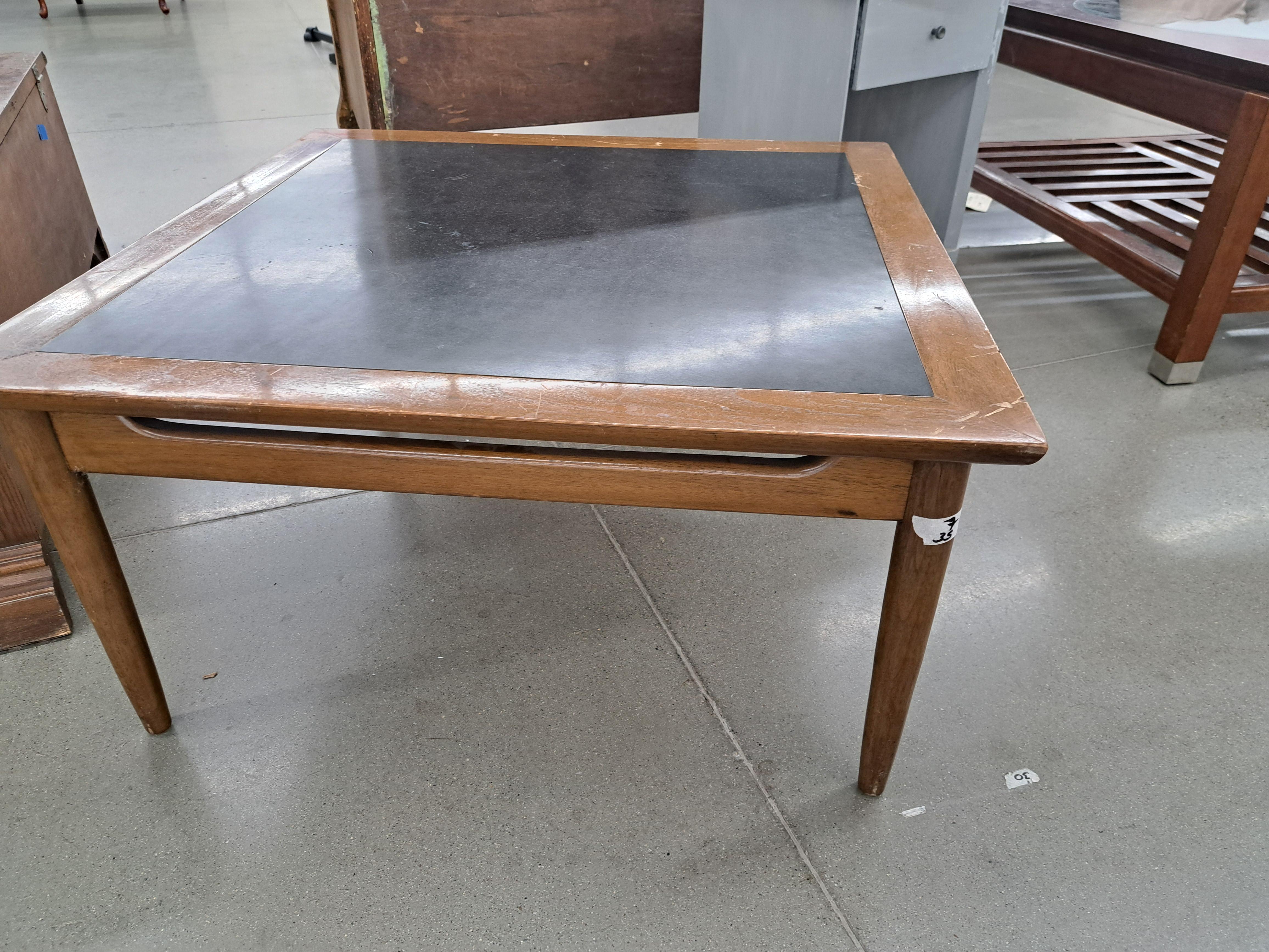 Mesa baja moderna de nogal de mediados de siglo con tablero laminado negro Laminado en venta