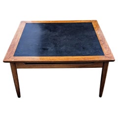 Mid Century Modern Couchtisch aus Nussbaum mit schwarzer Laminatplatte