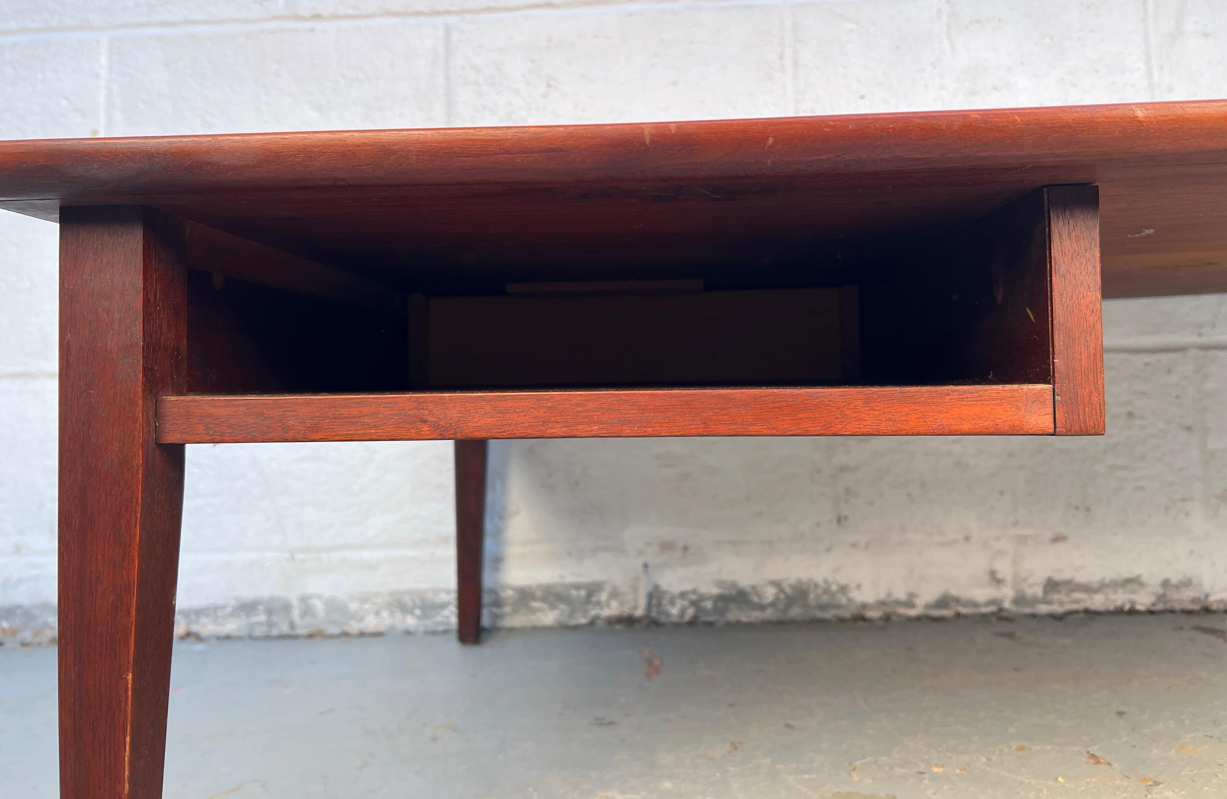 Table basse en noyer moderne du milieu du siècle avec tiroir en vente 4