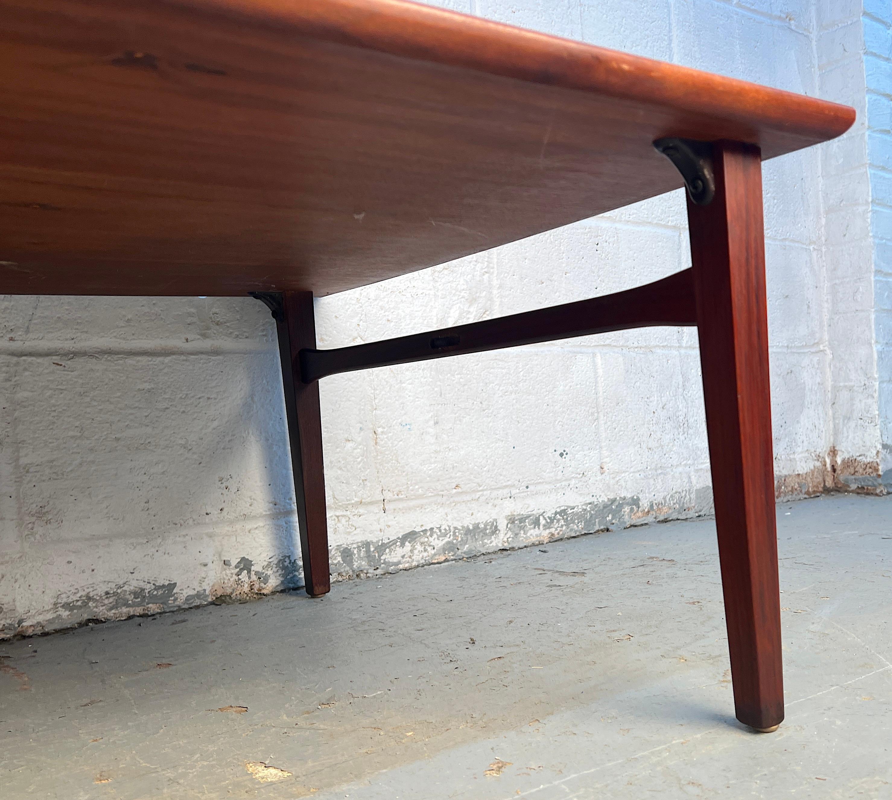 Table basse en noyer moderne du milieu du siècle avec tiroir en vente 5