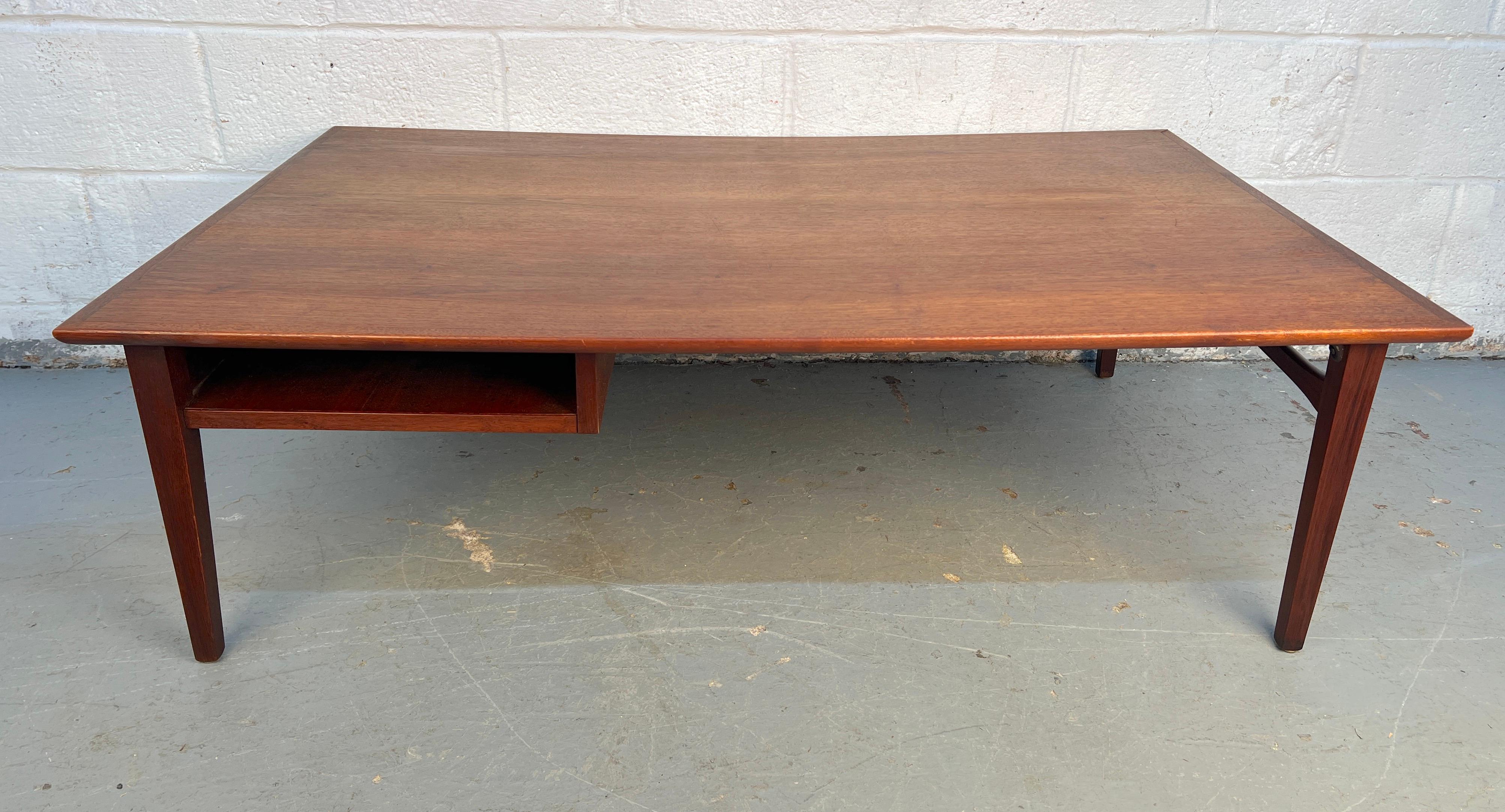 Mid-Century Modern Table basse en noyer moderne du milieu du siècle avec tiroir en vente