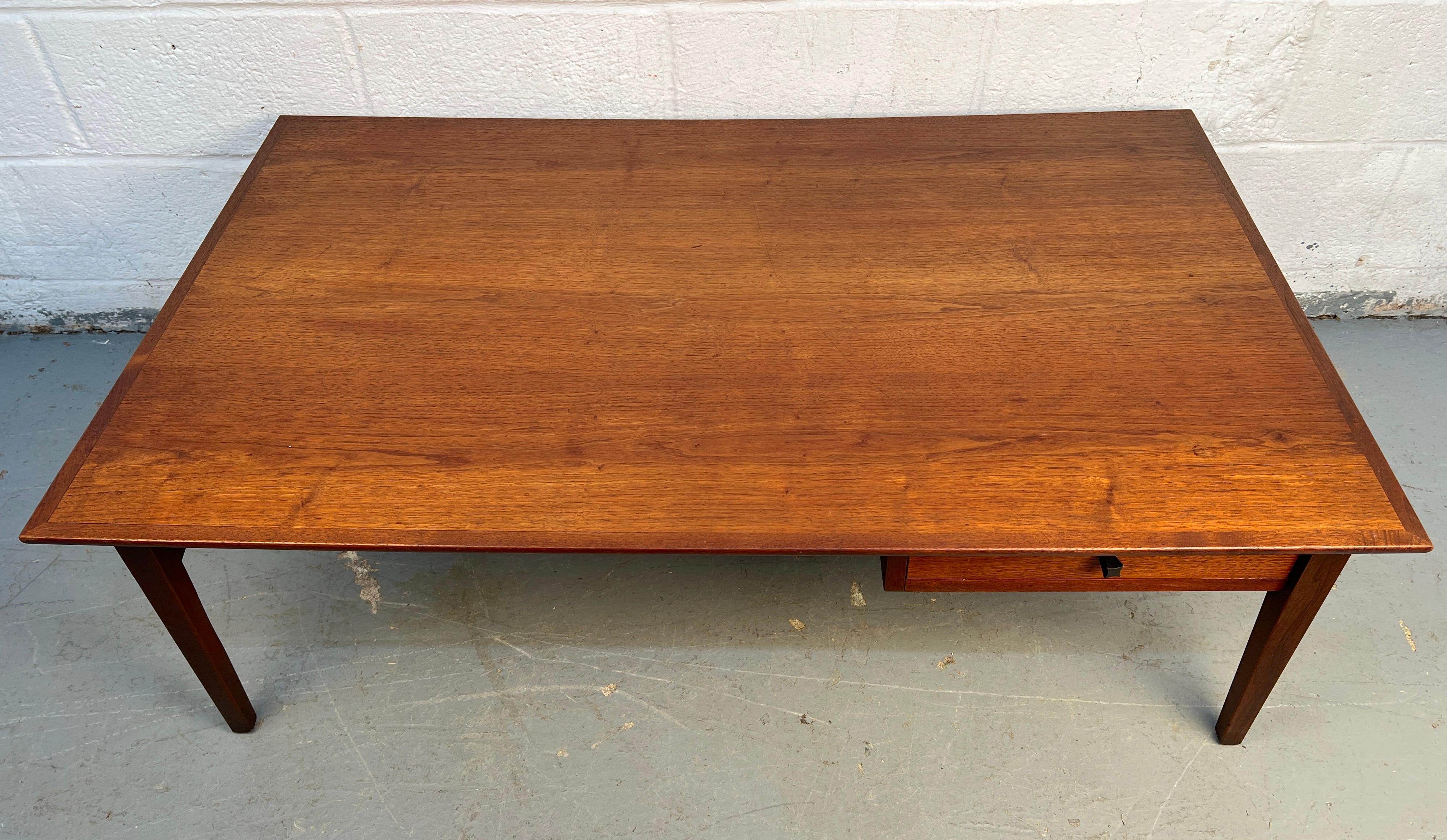 Table basse en noyer moderne du milieu du siècle avec tiroir Bon état - En vente à Brooklyn, NY