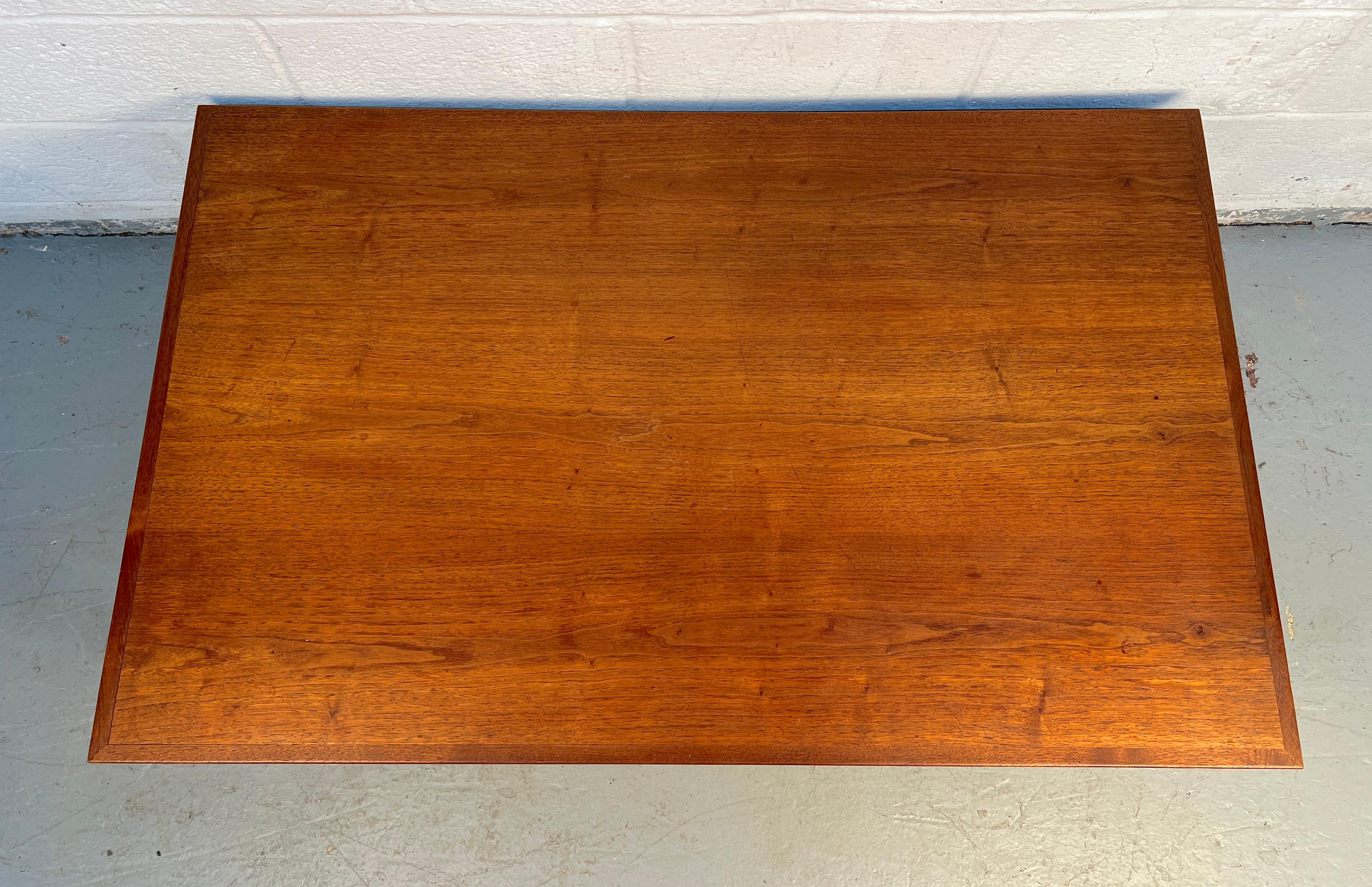 Noyer Table basse en noyer moderne du milieu du siècle avec tiroir en vente