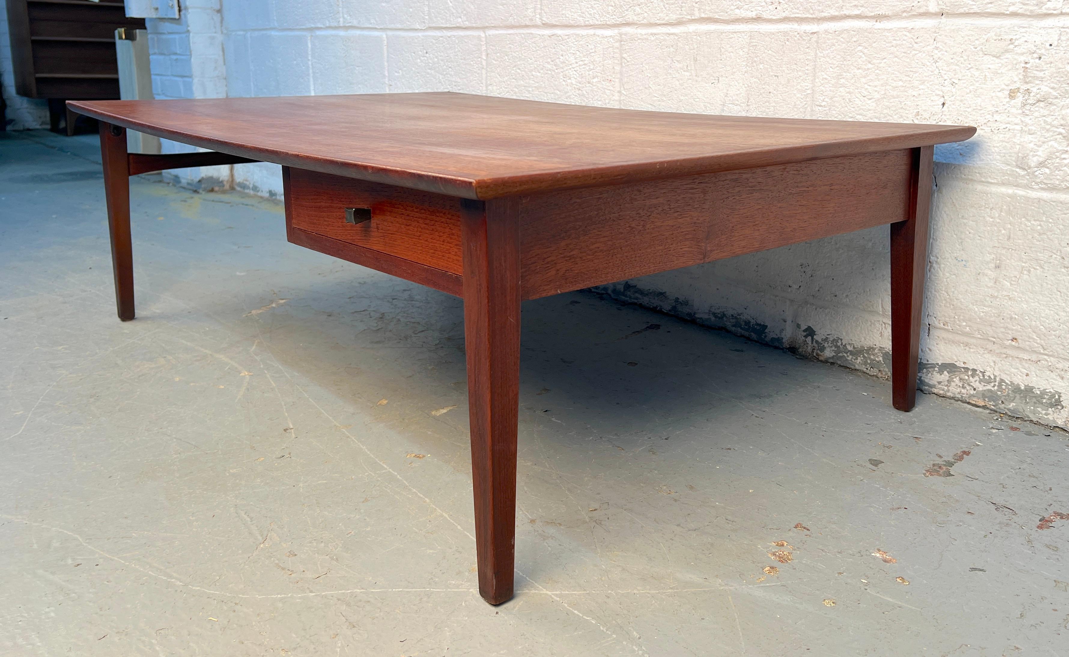 Table basse en noyer moderne du milieu du siècle avec tiroir en vente 1