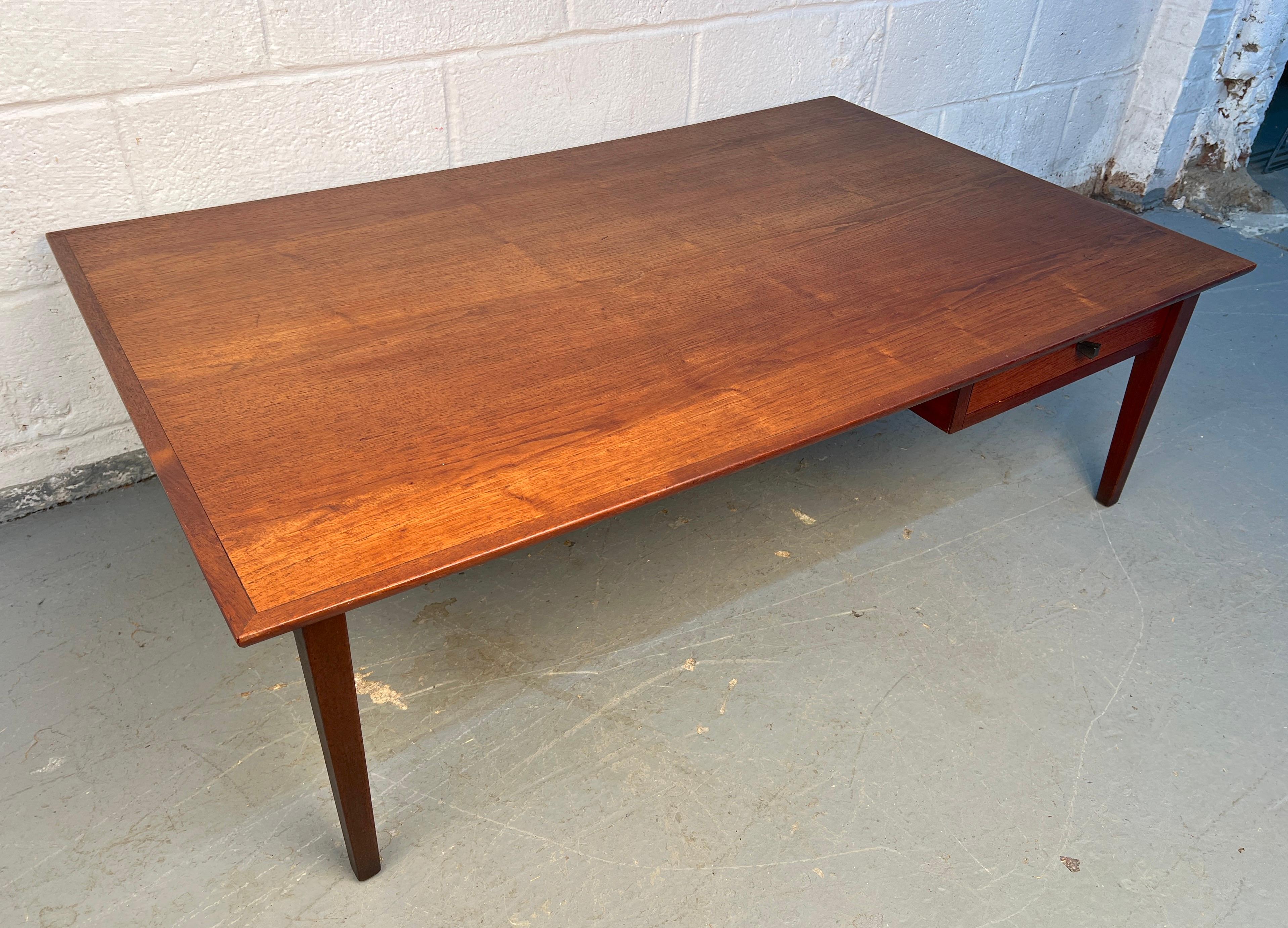 Table basse en noyer moderne du milieu du siècle avec tiroir en vente 2