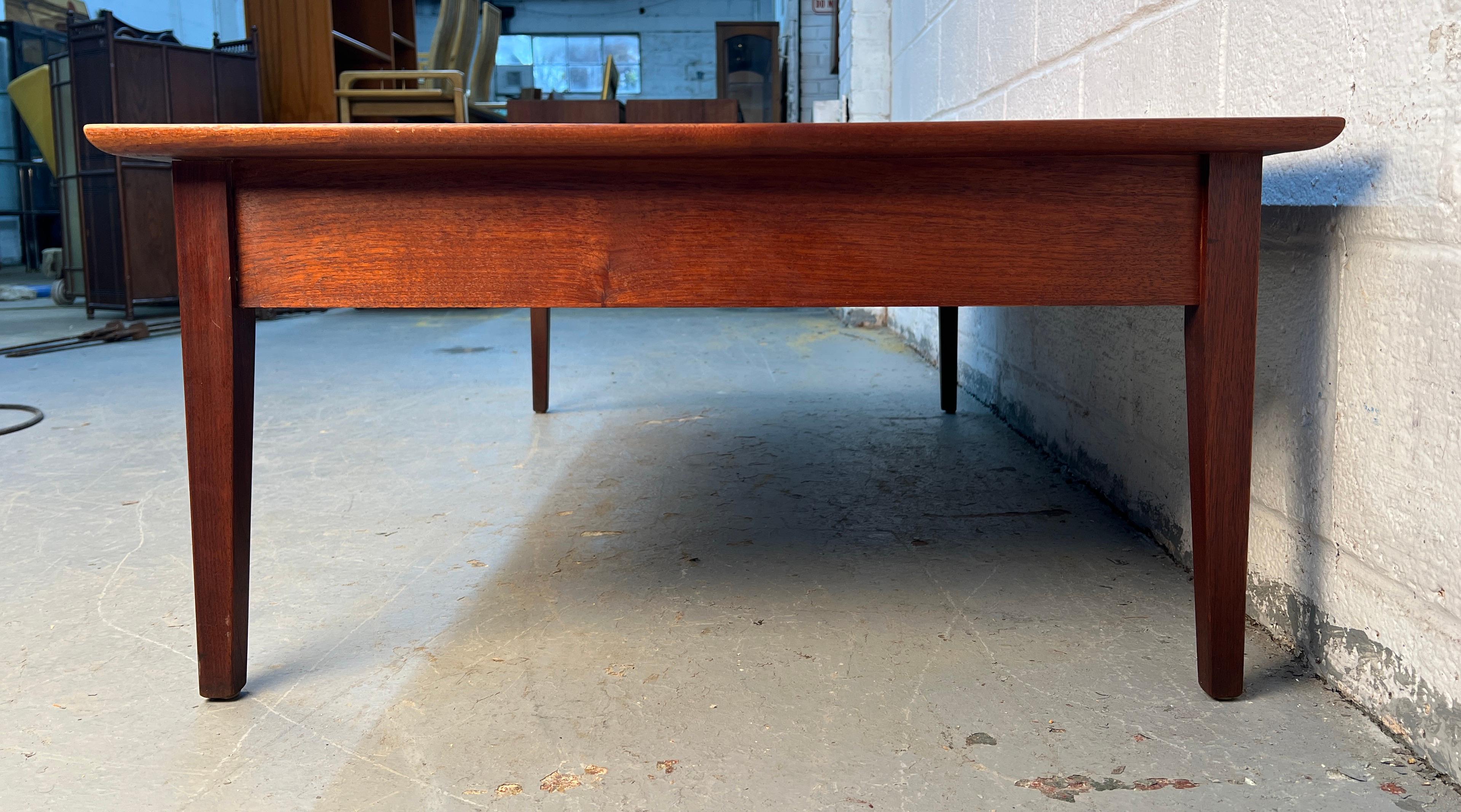 Table basse en noyer moderne du milieu du siècle avec tiroir en vente 3